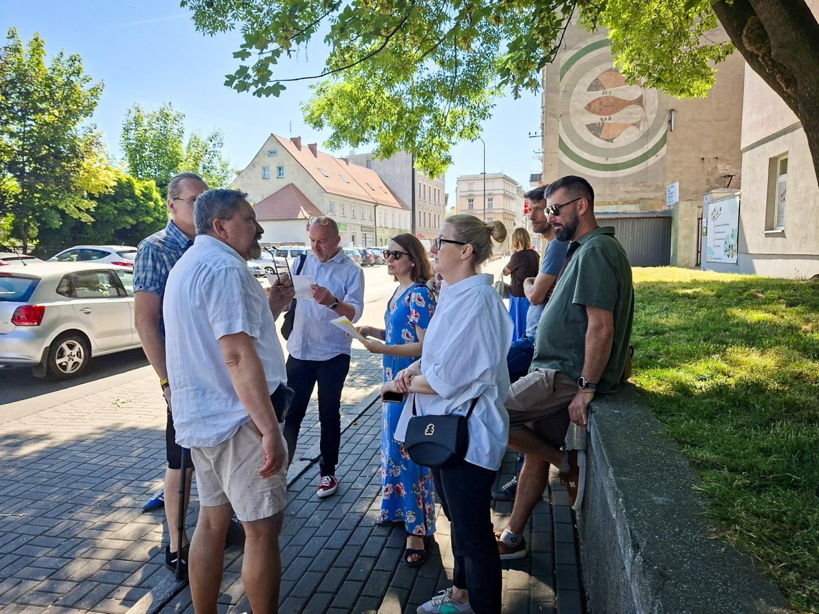 Zdjęcie w galerii na portalu naszraciborz.pl: Spacer rewitalizacyjny ulicą Londzina w Raciborzu. Historia i przyszłość miejskiej przestrzeni wiadomości z regionu