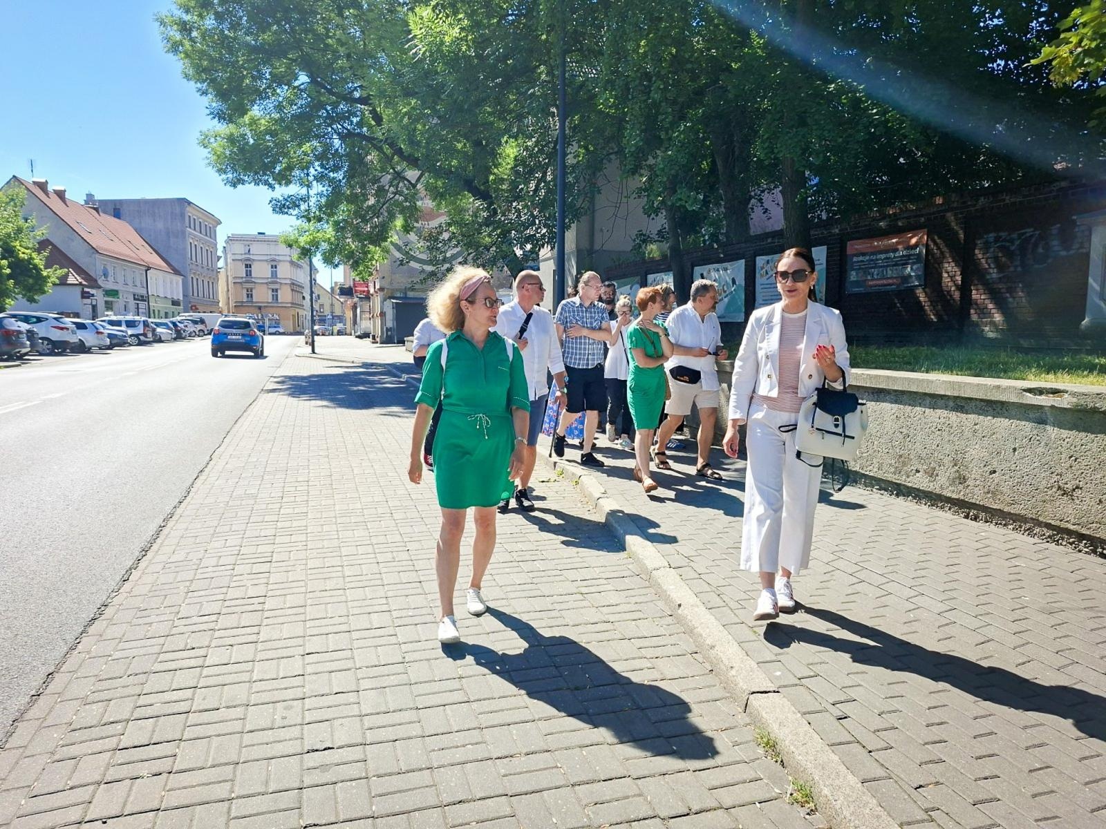 Zdjęcie w galerii na portalu naszraciborz.pl: Spacer rewitalizacyjny ulicą Londzina w Raciborzu. Historia i przyszłość miejskiej przestrzeni wiadomości z regionu