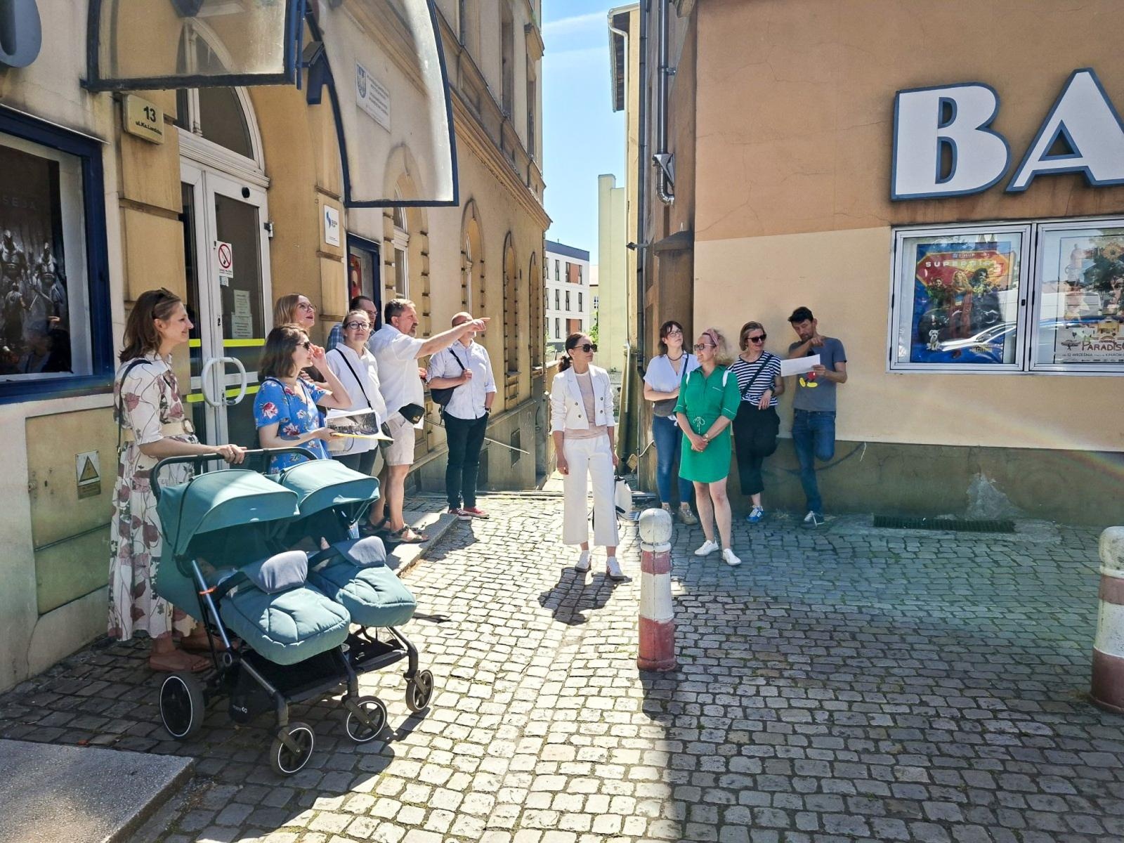 Zdjęcie w galerii na portalu naszraciborz.pl: Spacer rewitalizacyjny ulicą Londzina w Raciborzu. Historia i przyszłość miejskiej przestrzeni wiadomości z regionu