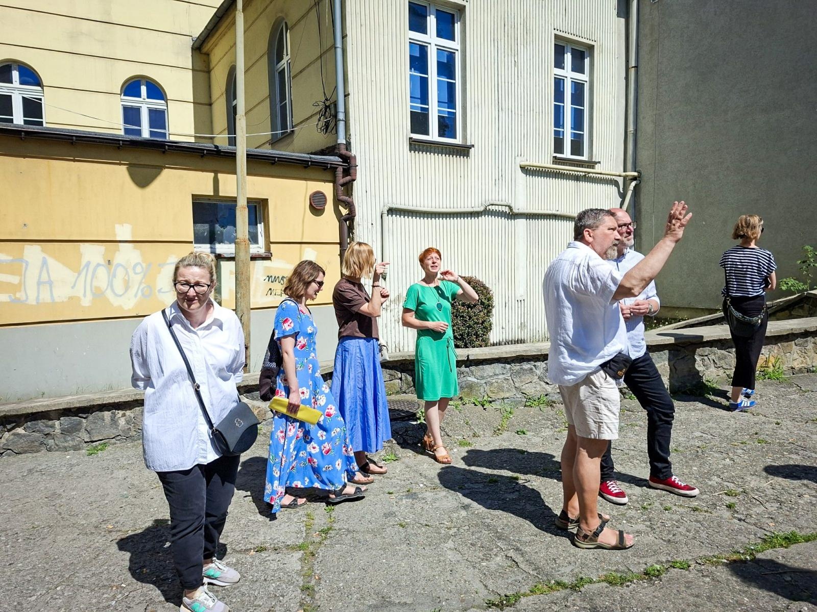Zdjęcie w galerii na portalu naszraciborz.pl: Spacer rewitalizacyjny ulicą Londzina w Raciborzu. Historia i przyszłość miejskiej przestrzeni wiadomości z regionu
