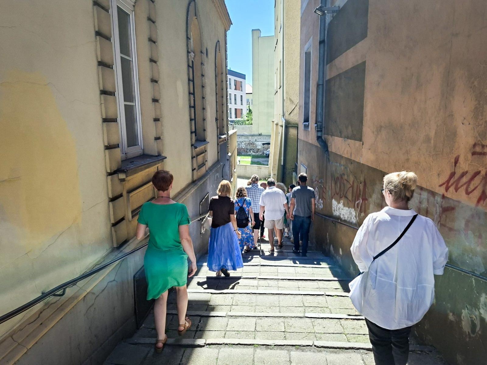 Zdjęcie w galerii na portalu naszraciborz.pl: Spacer rewitalizacyjny ulicą Londzina w Raciborzu. Historia i przyszłość miejskiej przestrzeni wiadomości z regionu