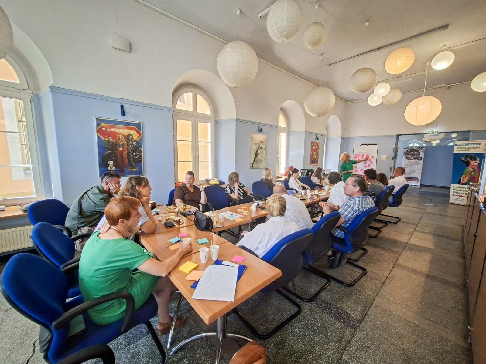 Zdjęcie w galerii na portalu naszraciborz.pl: Spacer rewitalizacyjny ulicą Londzina w Raciborzu. Historia i przyszłość miejskiej przestrzeni wiadomości z regionu