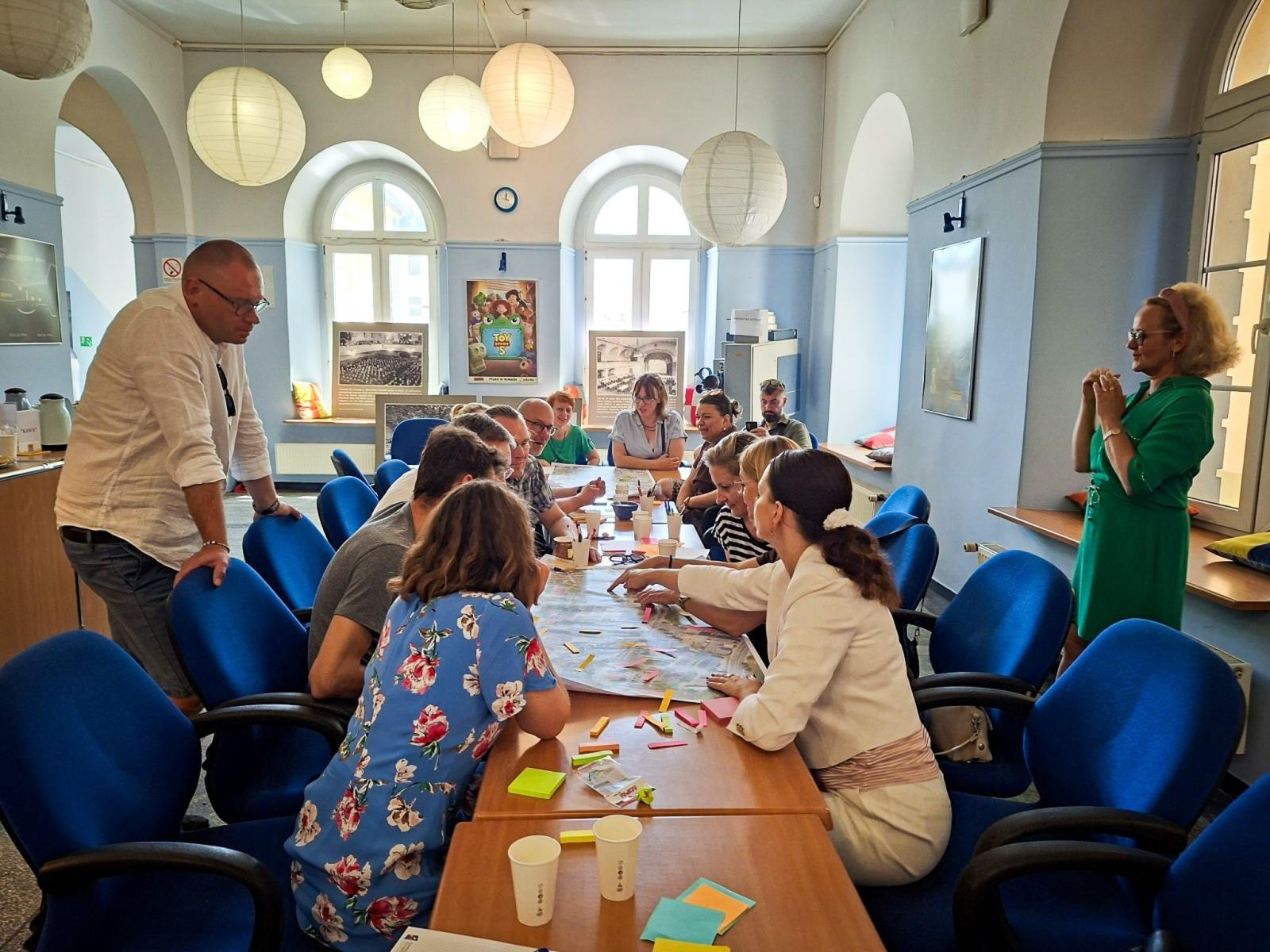 Zdjęcie w galerii na portalu naszraciborz.pl: Spacer rewitalizacyjny ulicą Londzina w Raciborzu. Historia i przyszłość miejskiej przestrzeni wiadomości z regionu