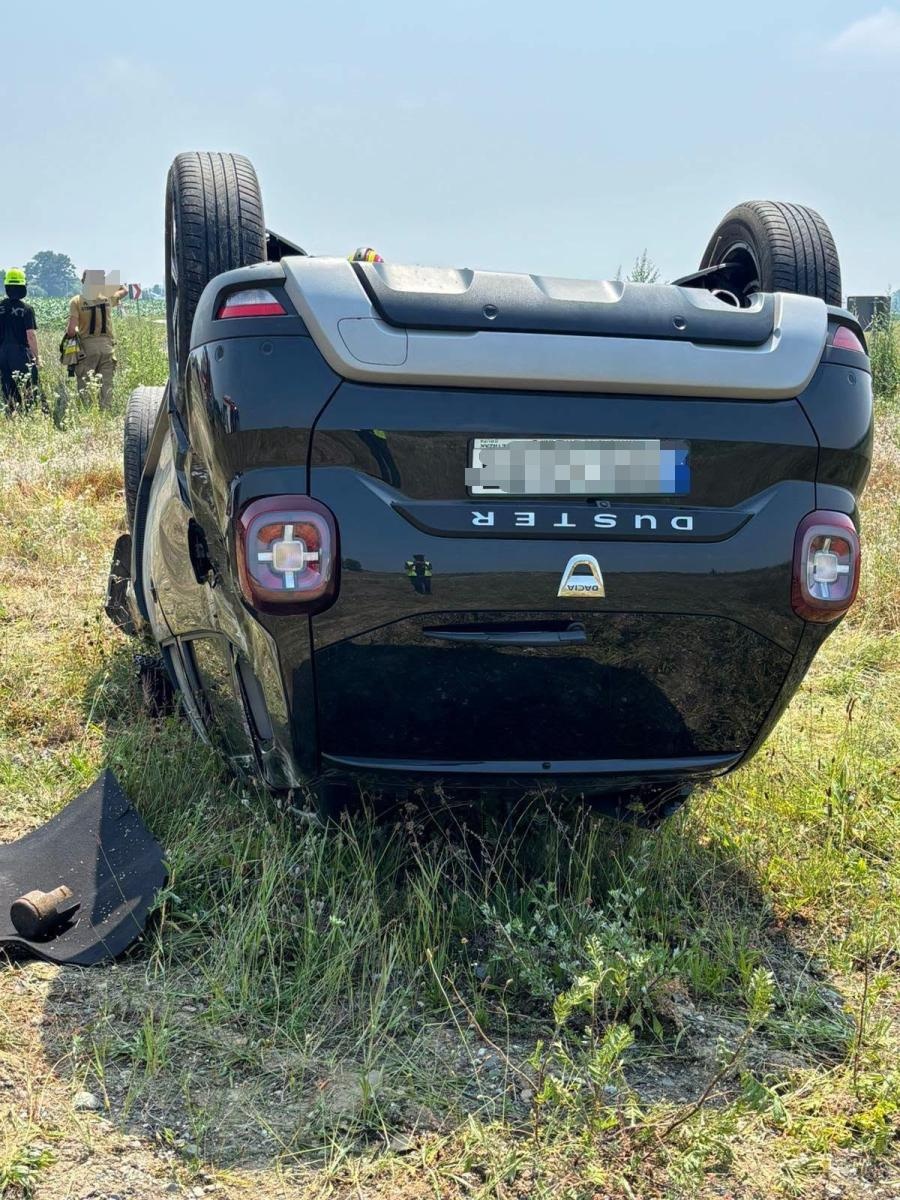 Zdjęcie w galerii na portalu naszraciborz.pl: Dacia dachowała w Rudyszwałdzie. 72-latek poszkodowany wiadomości z regionu