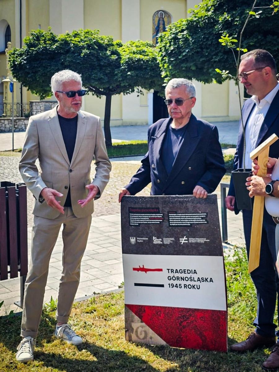 Zdjęcie w galerii na portalu naszraciborz.pl: Dąb Pokoju posadzony w Raciborzu. Symbol pamięci o ofiarach Tragedii Górnośląskiej wiadomości z regionu