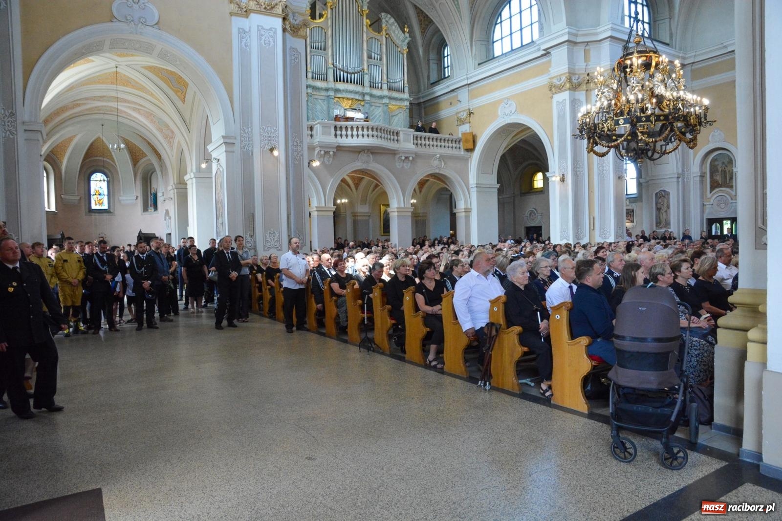 Zdjęcie w galerii na portalu naszraciborz.pl: Krzanowice pożegnały ks. Marka Wcisło. Spełniło się jego marzenie – kościół był pełny wiadomości z regionu