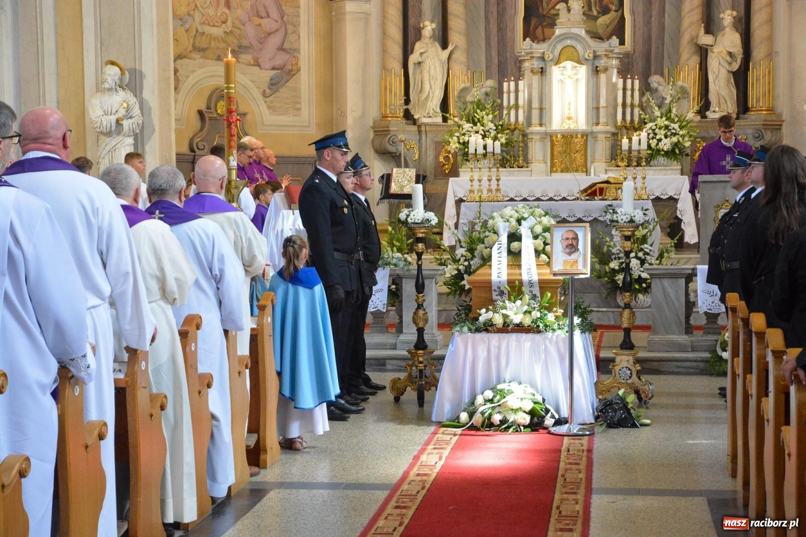 Zdjęcie w galerii na portalu naszraciborz.pl: Krzanowice pożegnały ks. Marka Wcisło. Spełniło się jego marzenie – kościół był pełny wiadomości z regionu