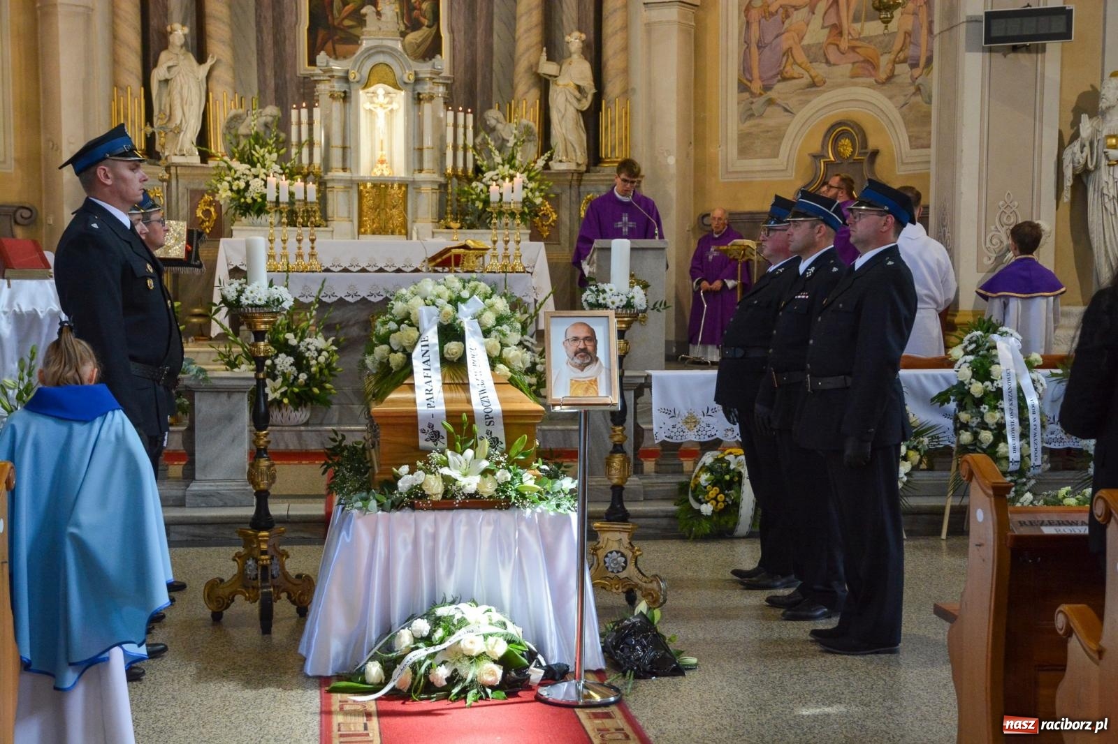 Zdjęcie w galerii na portalu naszraciborz.pl: Krzanowice pożegnały ks. Marka Wcisło. Spełniło się jego marzenie – kościół był pełny wiadomości z regionu