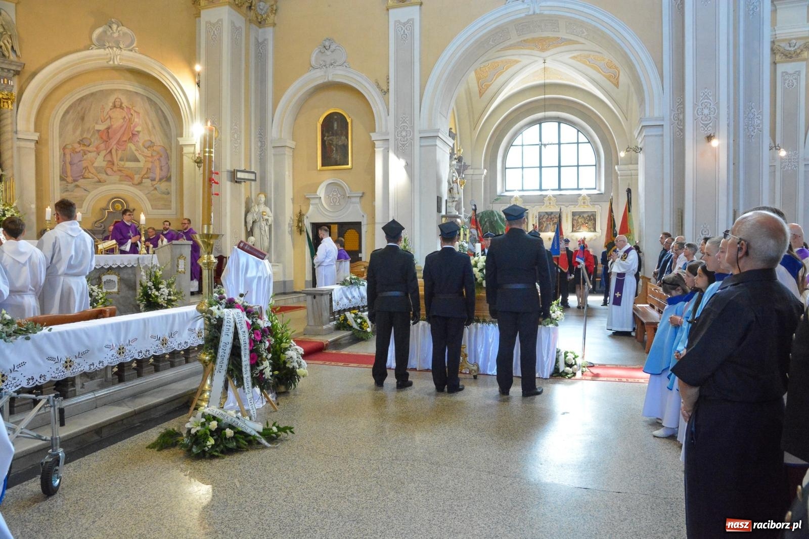 Zdjęcie w galerii na portalu naszraciborz.pl: Krzanowice pożegnały ks. Marka Wcisło. Spełniło się jego marzenie – kościół był pełny wiadomości z regionu
