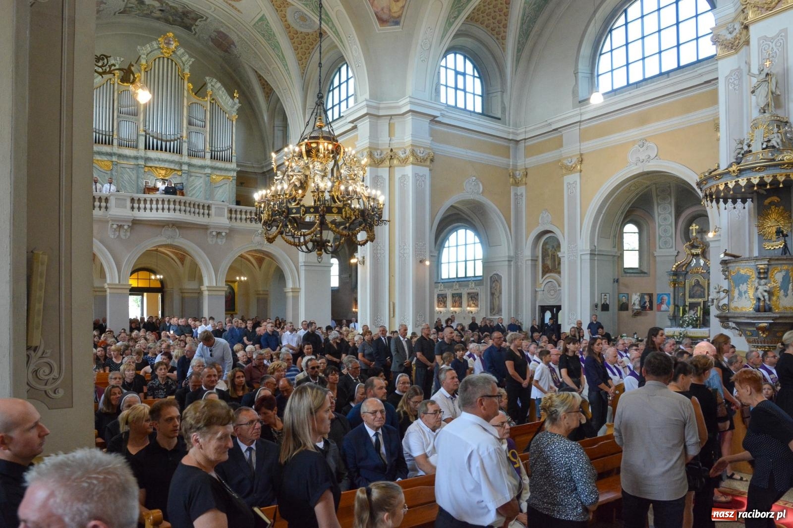 Zdjęcie w galerii na portalu naszraciborz.pl: Krzanowice pożegnały ks. Marka Wcisło. Spełniło się jego marzenie – kościół był pełny wiadomości z regionu