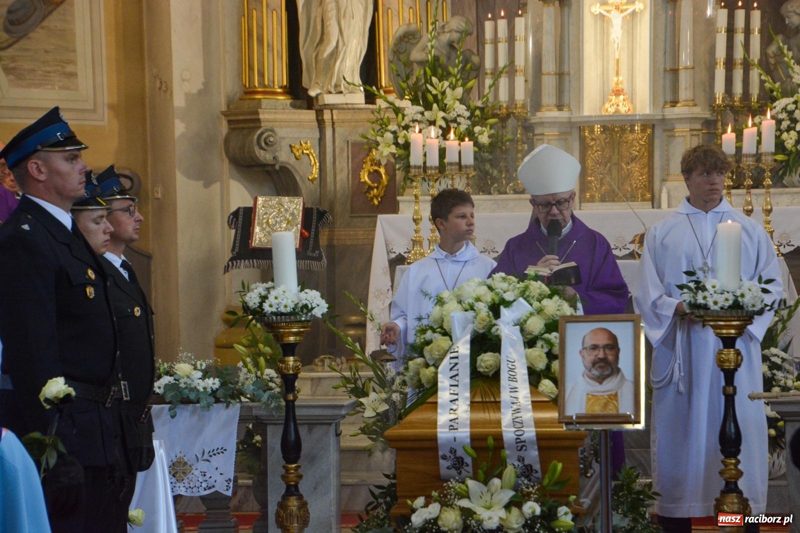 Zdjęcie w galerii na portalu naszraciborz.pl: Krzanowice pożegnały ks. Marka Wcisło. Spełniło się jego marzenie – kościół był pełny wiadomości z regionu
