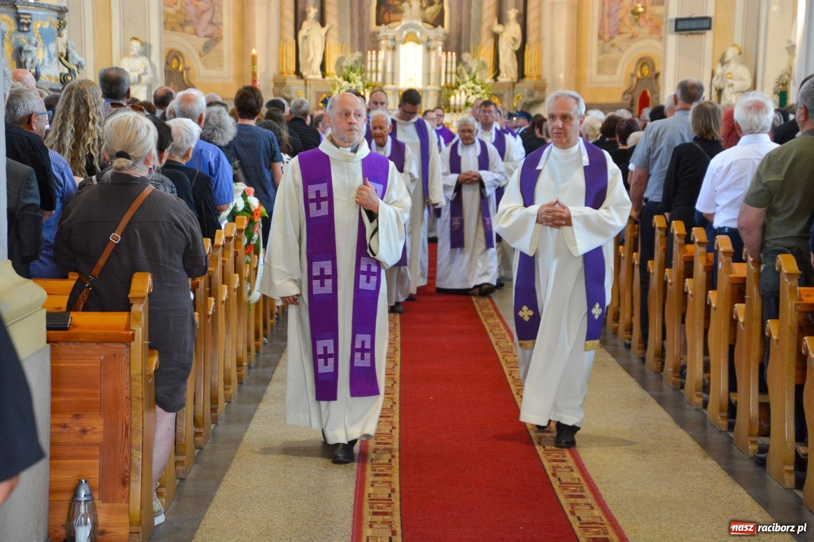Zdjęcie w galerii na portalu naszraciborz.pl: Krzanowice pożegnały ks. Marka Wcisło. Spełniło się jego marzenie – kościół był pełny wiadomości z regionu