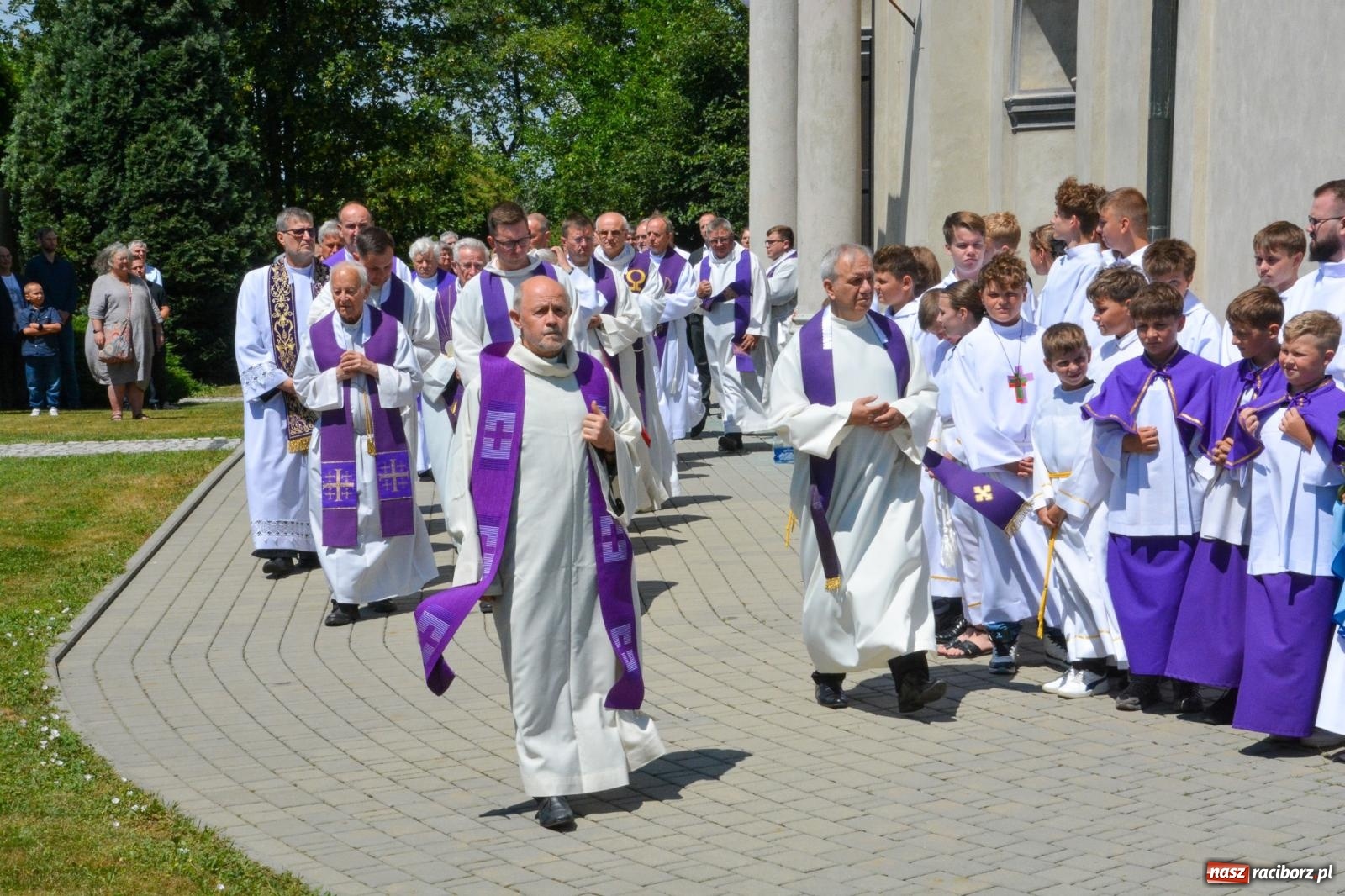 Zdjęcie w galerii na portalu naszraciborz.pl: Krzanowice pożegnały ks. Marka Wcisło. Spełniło się jego marzenie – kościół był pełny wiadomości z regionu