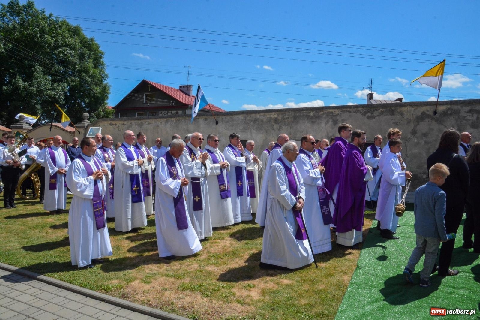 Zdjęcie w galerii na portalu naszraciborz.pl: Krzanowice pożegnały ks. Marka Wcisło. Spełniło się jego marzenie – kościół był pełny wiadomości z regionu