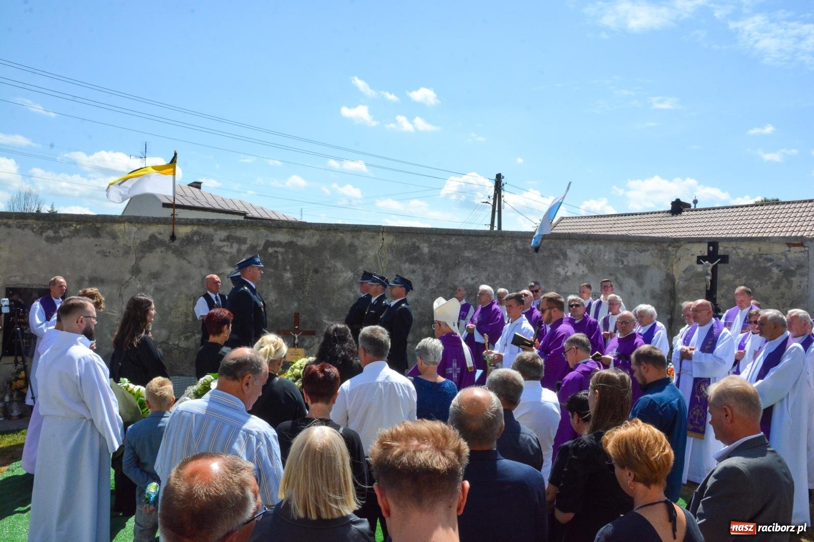 Zdjęcie w galerii na portalu naszraciborz.pl: Krzanowice pożegnały ks. Marka Wcisło. Spełniło się jego marzenie – kościół był pełny wiadomości z regionu