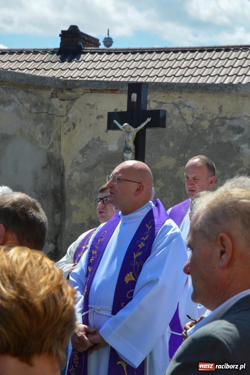 Zdjęcie w galerii na portalu naszraciborz.pl: Krzanowice pożegnały ks. Marka Wcisło. Spełniło się jego marzenie – kościół był pełny wiadomości z regionu