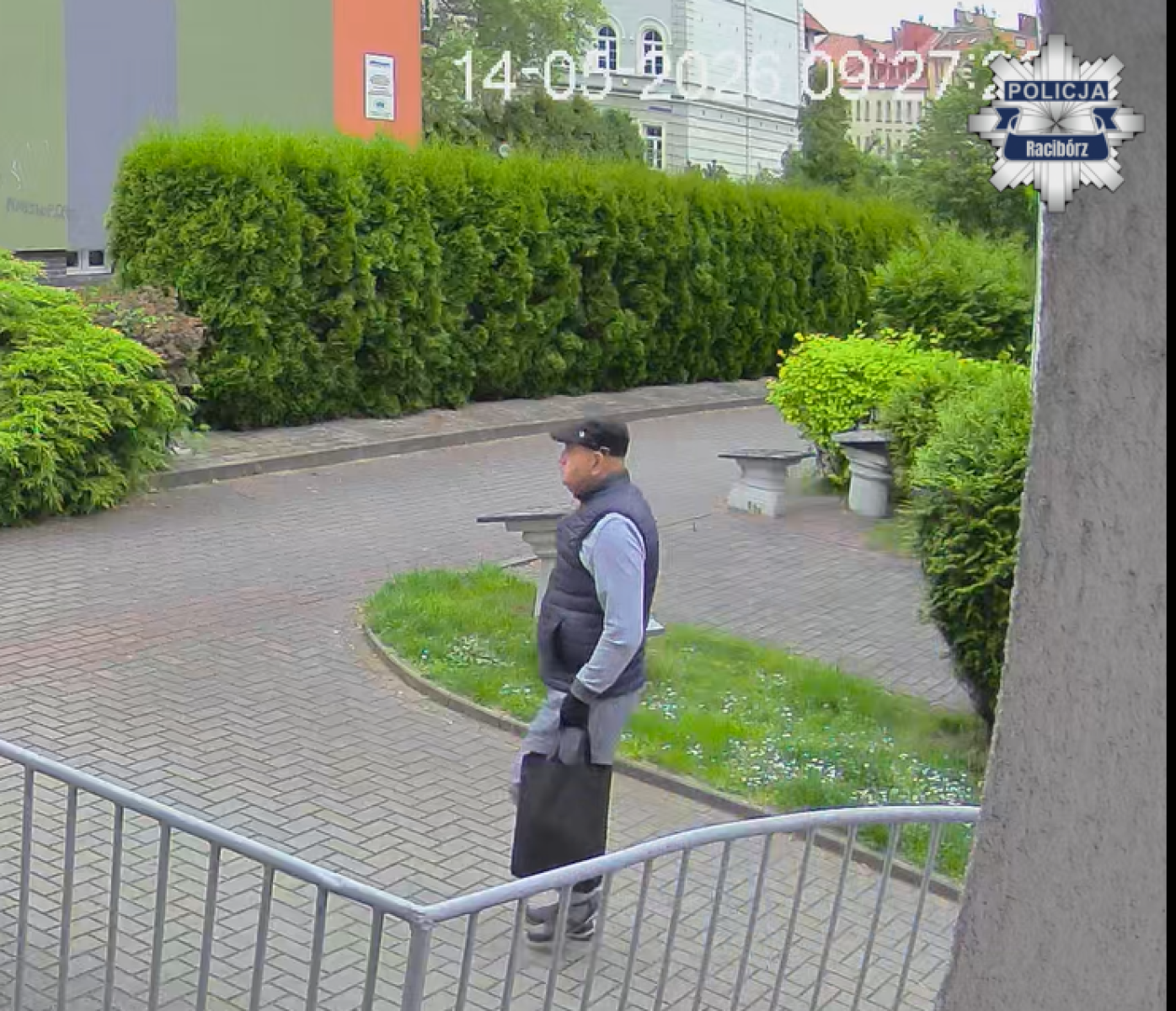 Zdjęcie w galerii na portalu naszraciborz.pl: Policja poszukuje mężczyzny podejrzewanego o kradzież. Opublikowano jego wizerunek wiadomości z regionu