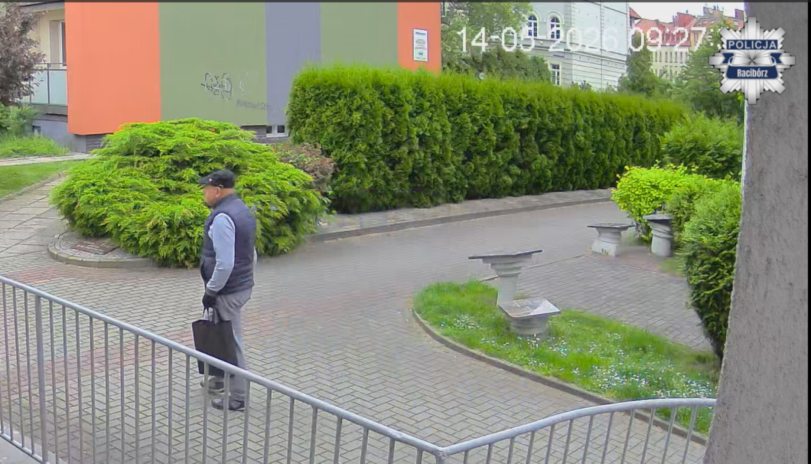 Zdjęcie w galerii na portalu naszraciborz.pl: Policja poszukuje mężczyzny podejrzewanego o kradzież. Opublikowano jego wizerunek wiadomości z regionu