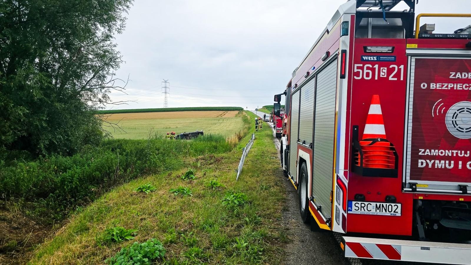 Zdjęcie w galerii na portalu naszraciborz.pl: Dachowanie samochodu w Brzeźnicy. 29-letnia kierująca trafiła do rowu wiadomości z regionu