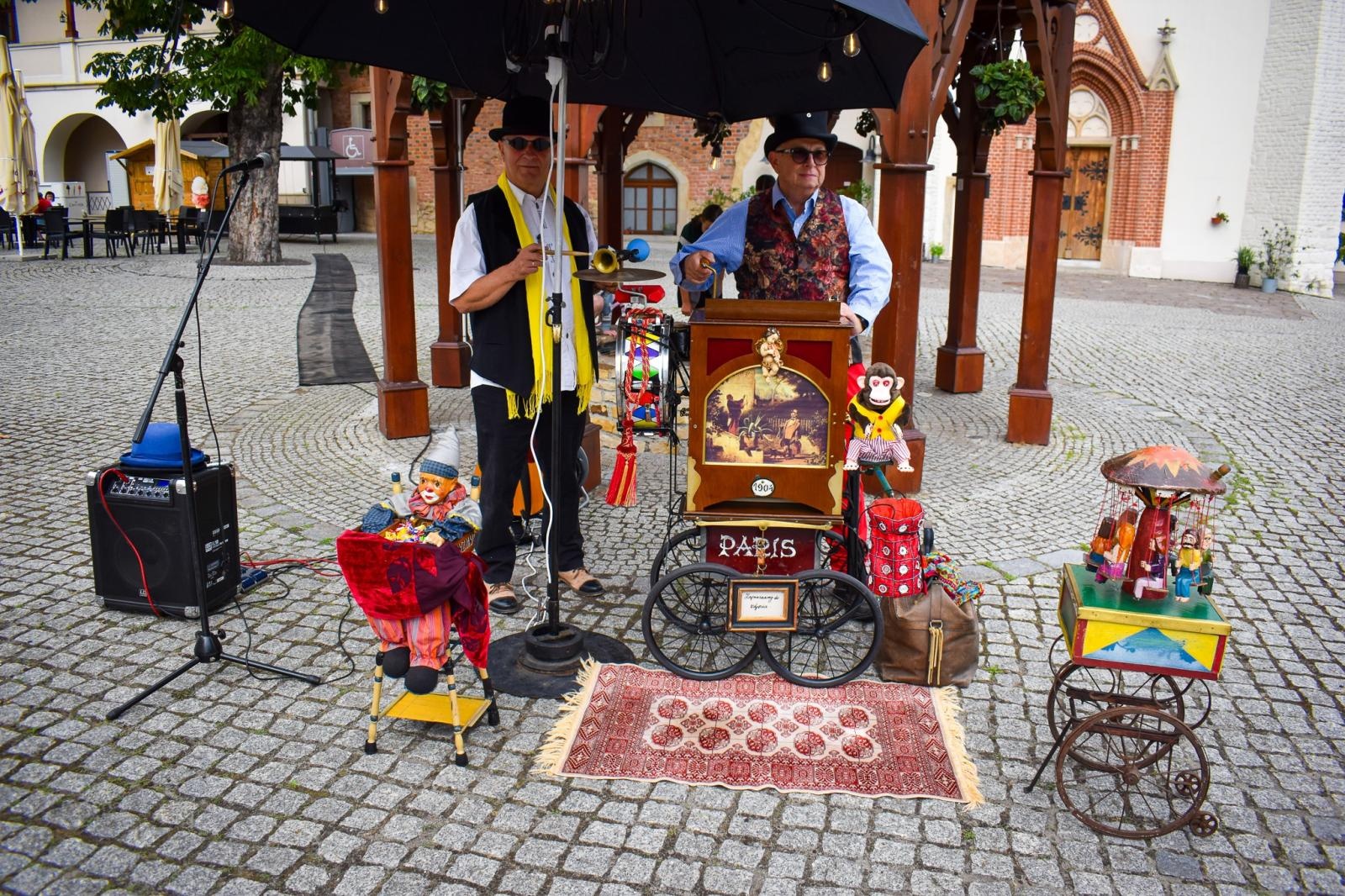 Zdjęcie w galerii na portalu naszraciborz.pl: Setki osób na inauguracji Wakacji w Powiecie. Rodzinny piknik na zamku przyciągnął mieszkańców wiadomości z regionu