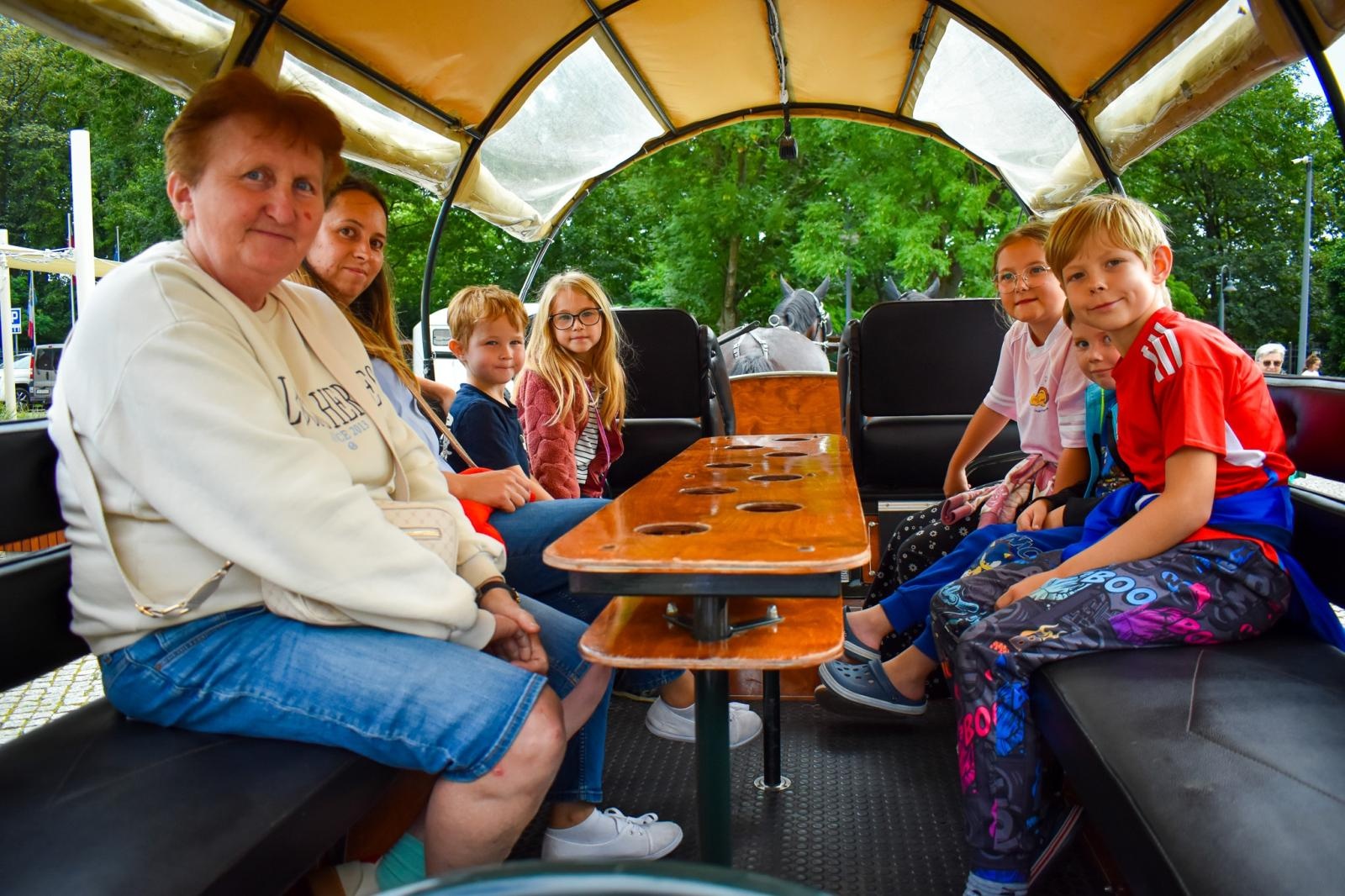 Zdjęcie w galerii na portalu naszraciborz.pl: Setki osób na inauguracji Wakacji w Powiecie. Rodzinny piknik na zamku przyciągnął mieszkańców wiadomości z regionu