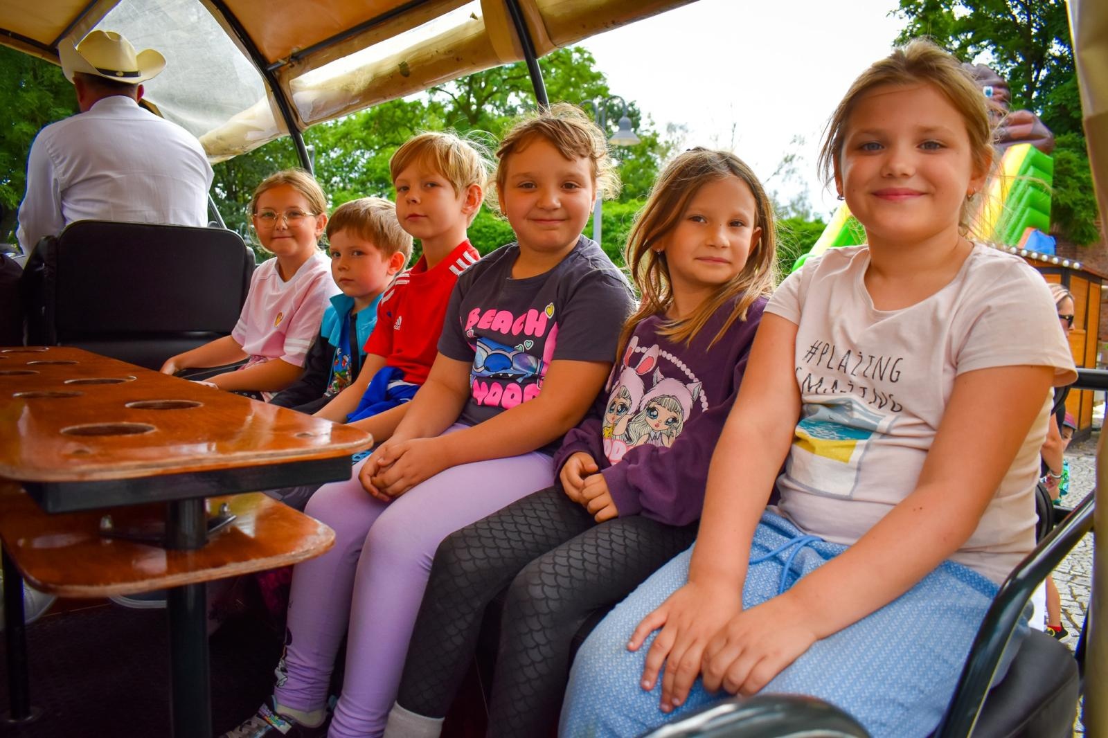 Zdjęcie w galerii na portalu naszraciborz.pl: Setki osób na inauguracji Wakacji w Powiecie. Rodzinny piknik na zamku przyciągnął mieszkańców wiadomości z regionu