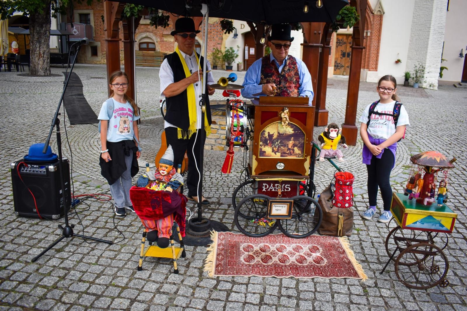 Zdjęcie w galerii na portalu naszraciborz.pl: Setki osób na inauguracji Wakacji w Powiecie. Rodzinny piknik na zamku przyciągnął mieszkańców wiadomości z regionu