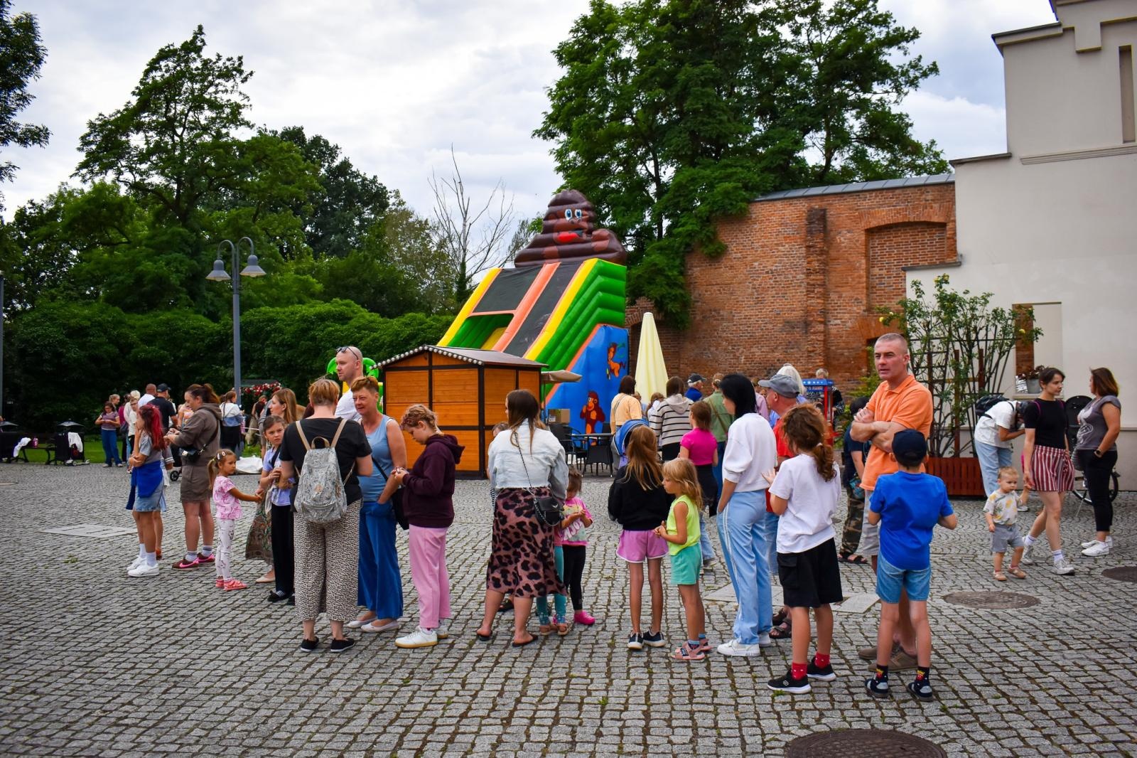 Zdjęcie w galerii na portalu naszraciborz.pl: Setki osób na inauguracji Wakacji w Powiecie. Rodzinny piknik na zamku przyciągnął mieszkańców wiadomości z regionu