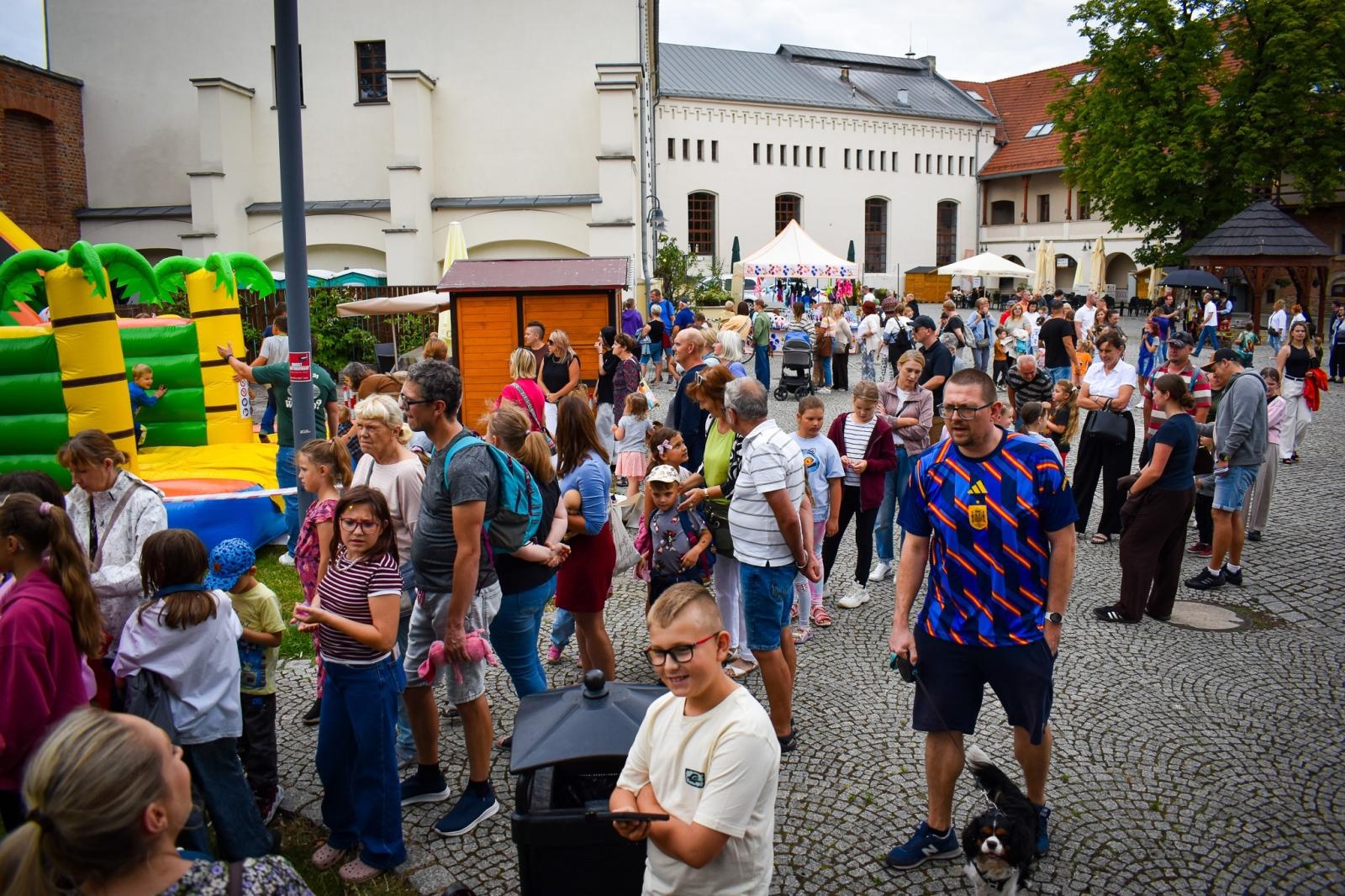 Zdjęcie w galerii na portalu naszraciborz.pl: Setki osób na inauguracji Wakacji w Powiecie. Rodzinny piknik na zamku przyciągnął mieszkańców wiadomości z regionu