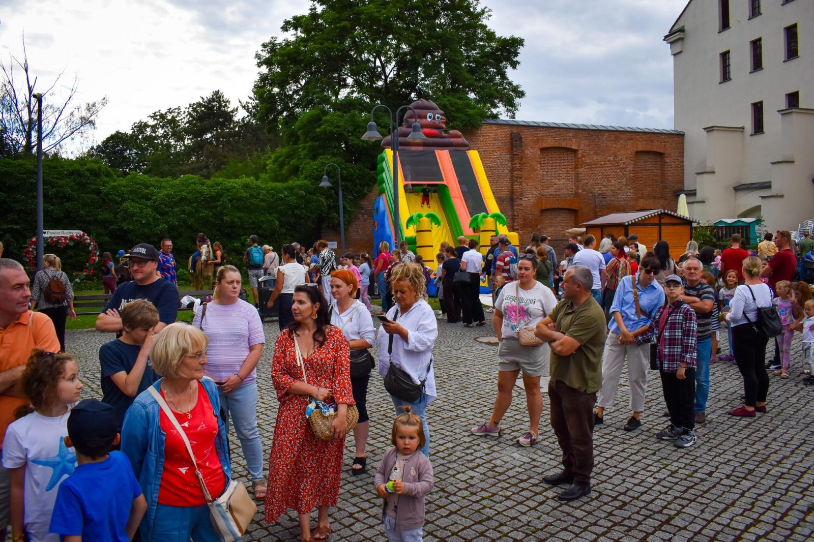 Zdjęcie w galerii na portalu naszraciborz.pl: Setki osób na inauguracji Wakacji w Powiecie. Rodzinny piknik na zamku przyciągnął mieszkańców wiadomości z regionu