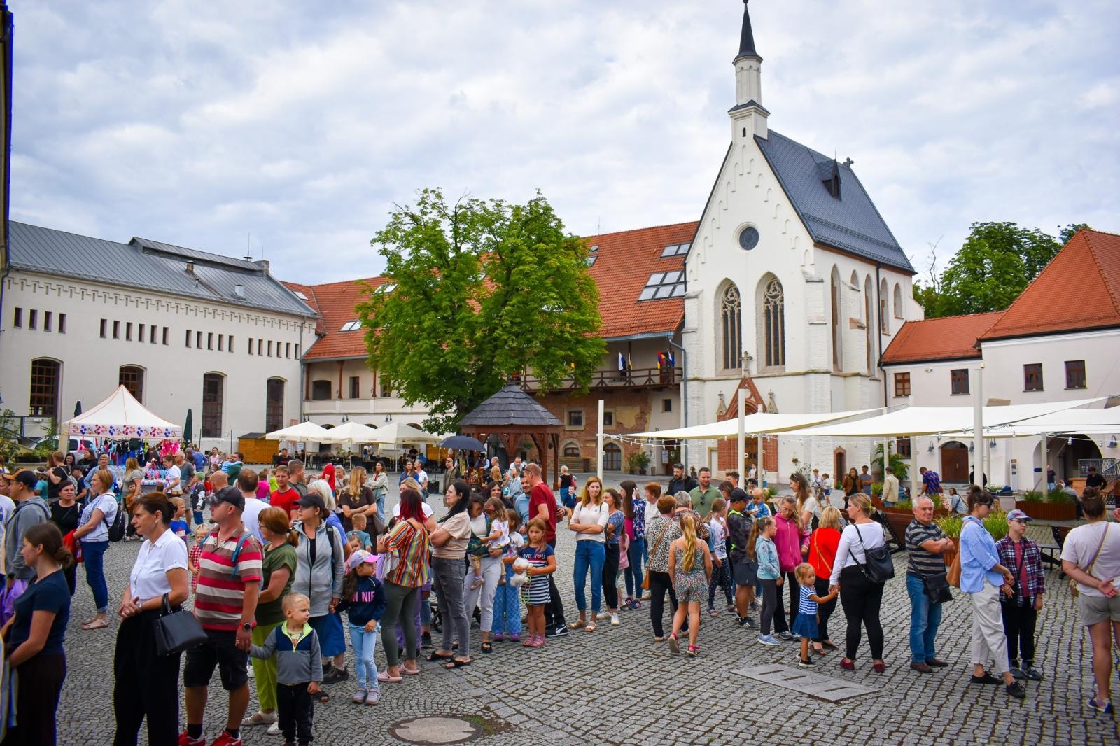 Zdjęcie w galerii na portalu naszraciborz.pl: Setki osób na inauguracji Wakacji w Powiecie. Rodzinny piknik na zamku przyciągnął mieszkańców wiadomości z regionu
