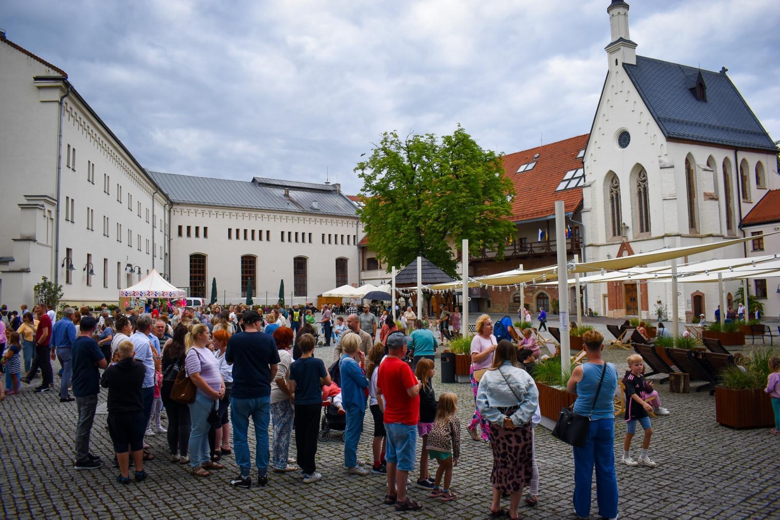 Zdjęcie w galerii na portalu naszraciborz.pl: Setki osób na inauguracji Wakacji w Powiecie. Rodzinny piknik na zamku przyciągnął mieszkańców wiadomości z regionu