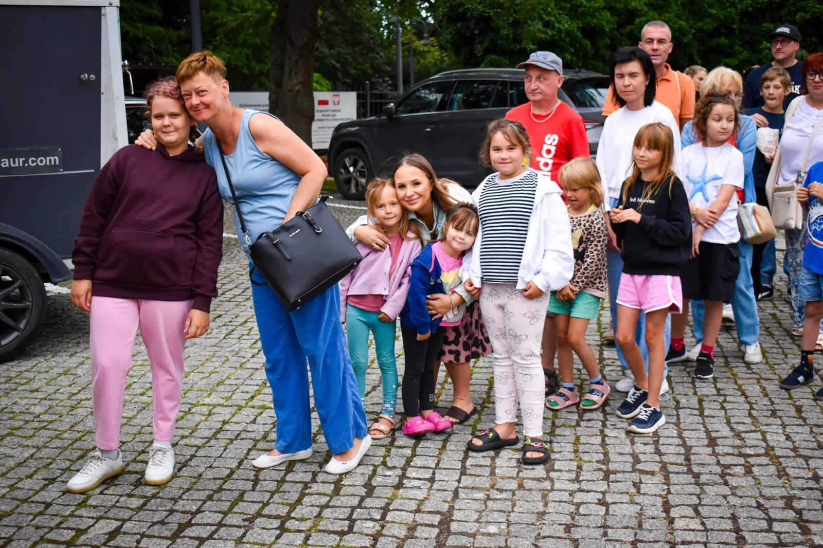 Zdjęcie w galerii na portalu naszraciborz.pl: Setki osób na inauguracji Wakacji w Powiecie. Rodzinny piknik na zamku przyciągnął mieszkańców wiadomości z regionu