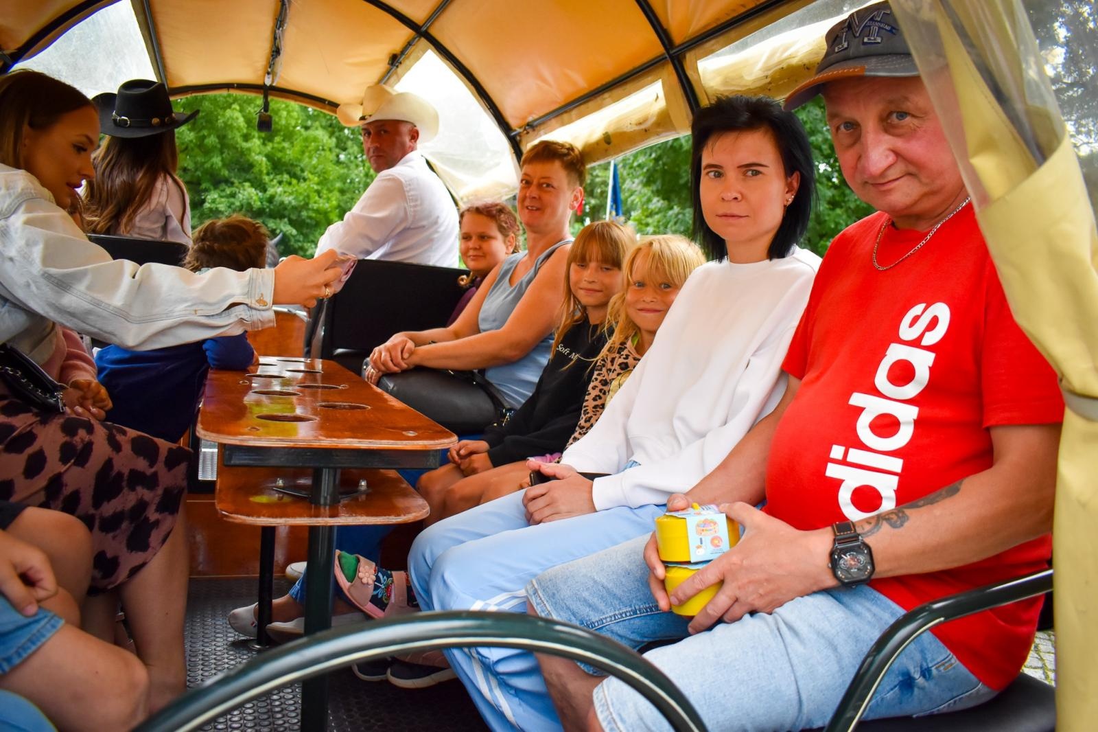 Zdjęcie w galerii na portalu naszraciborz.pl: Setki osób na inauguracji Wakacji w Powiecie. Rodzinny piknik na zamku przyciągnął mieszkańców wiadomości z regionu
