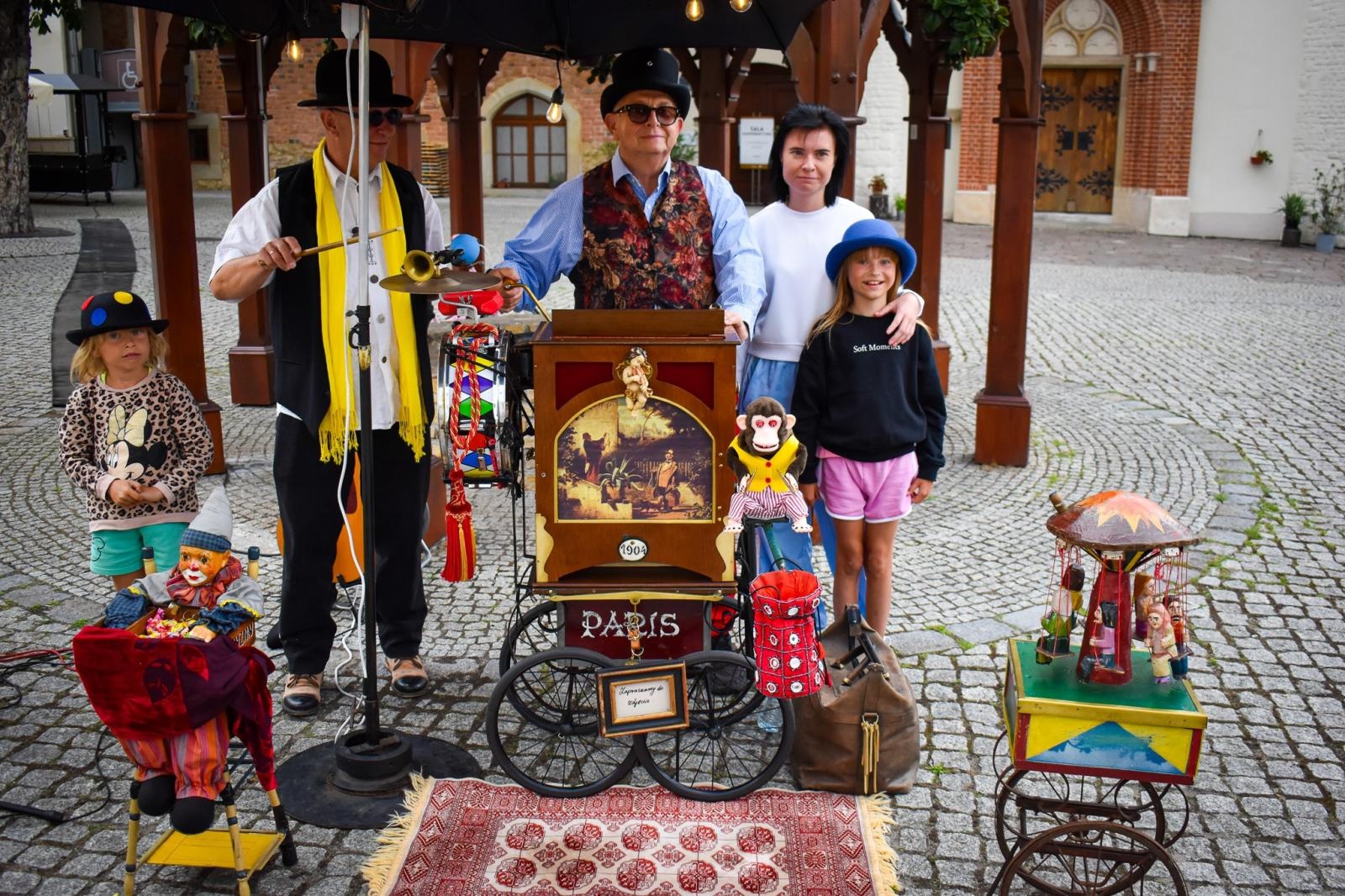 Zdjęcie w galerii na portalu naszraciborz.pl: Setki osób na inauguracji Wakacji w Powiecie. Rodzinny piknik na zamku przyciągnął mieszkańców wiadomości z regionu