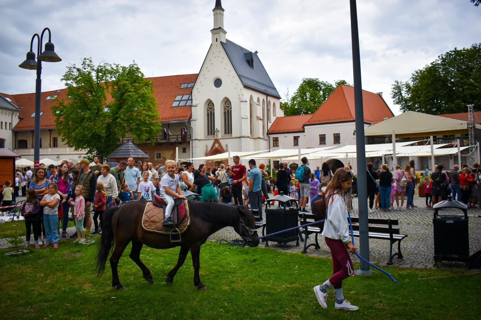 Zdjęcie w galerii na portalu naszraciborz.pl: Setki osób na inauguracji Wakacji w Powiecie. Rodzinny piknik na zamku przyciągnął mieszkańców wiadomości z regionu