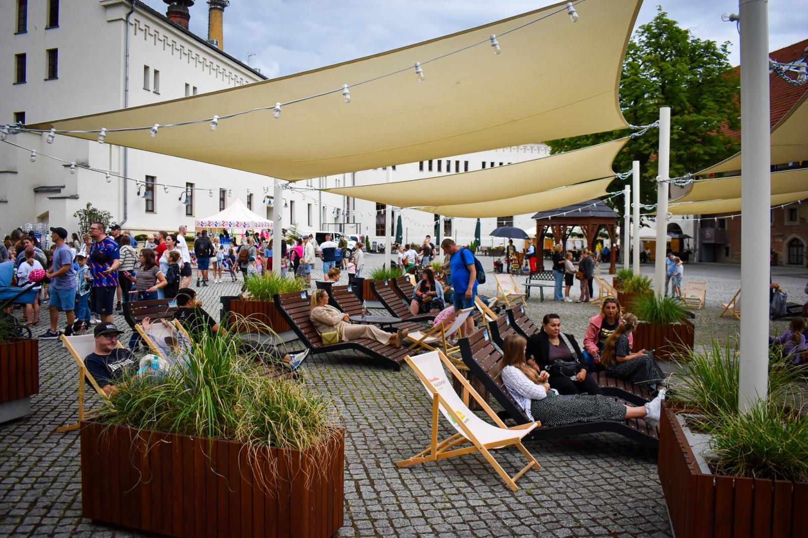 Zdjęcie w galerii na portalu naszraciborz.pl: Setki osób na inauguracji Wakacji w Powiecie. Rodzinny piknik na zamku przyciągnął mieszkańców wiadomości z regionu