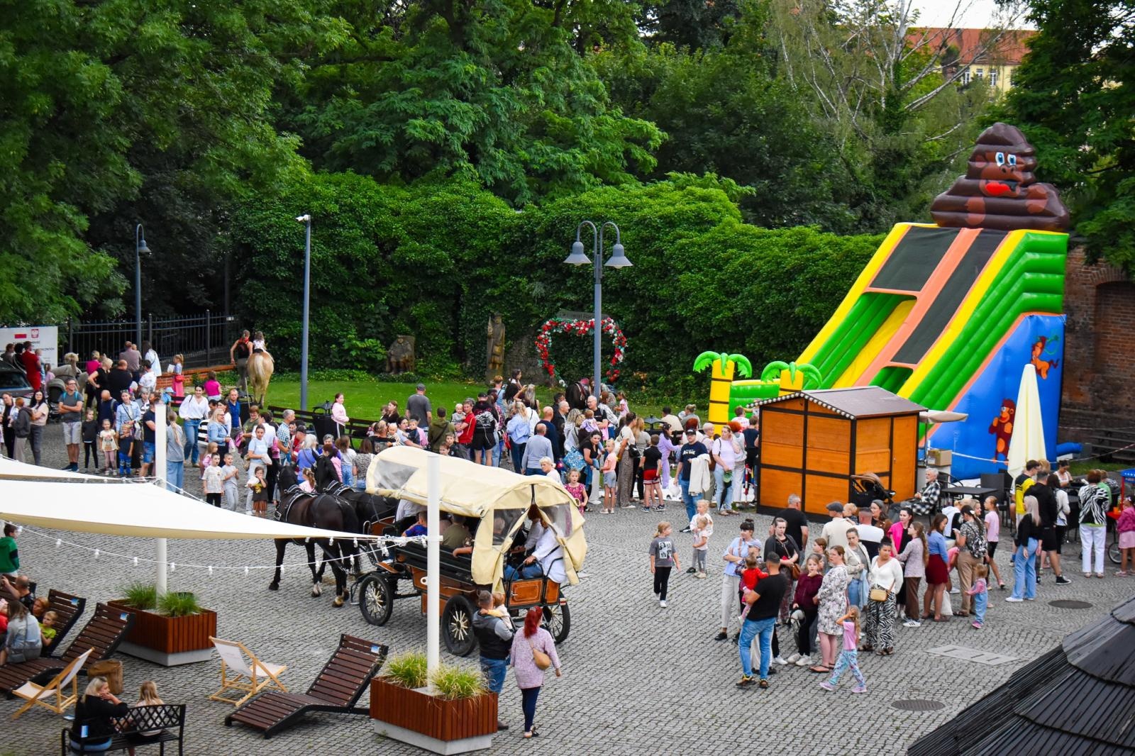 Zdjęcie w galerii na portalu naszraciborz.pl: Setki osób na inauguracji Wakacji w Powiecie. Rodzinny piknik na zamku przyciągnął mieszkańców wiadomości z regionu