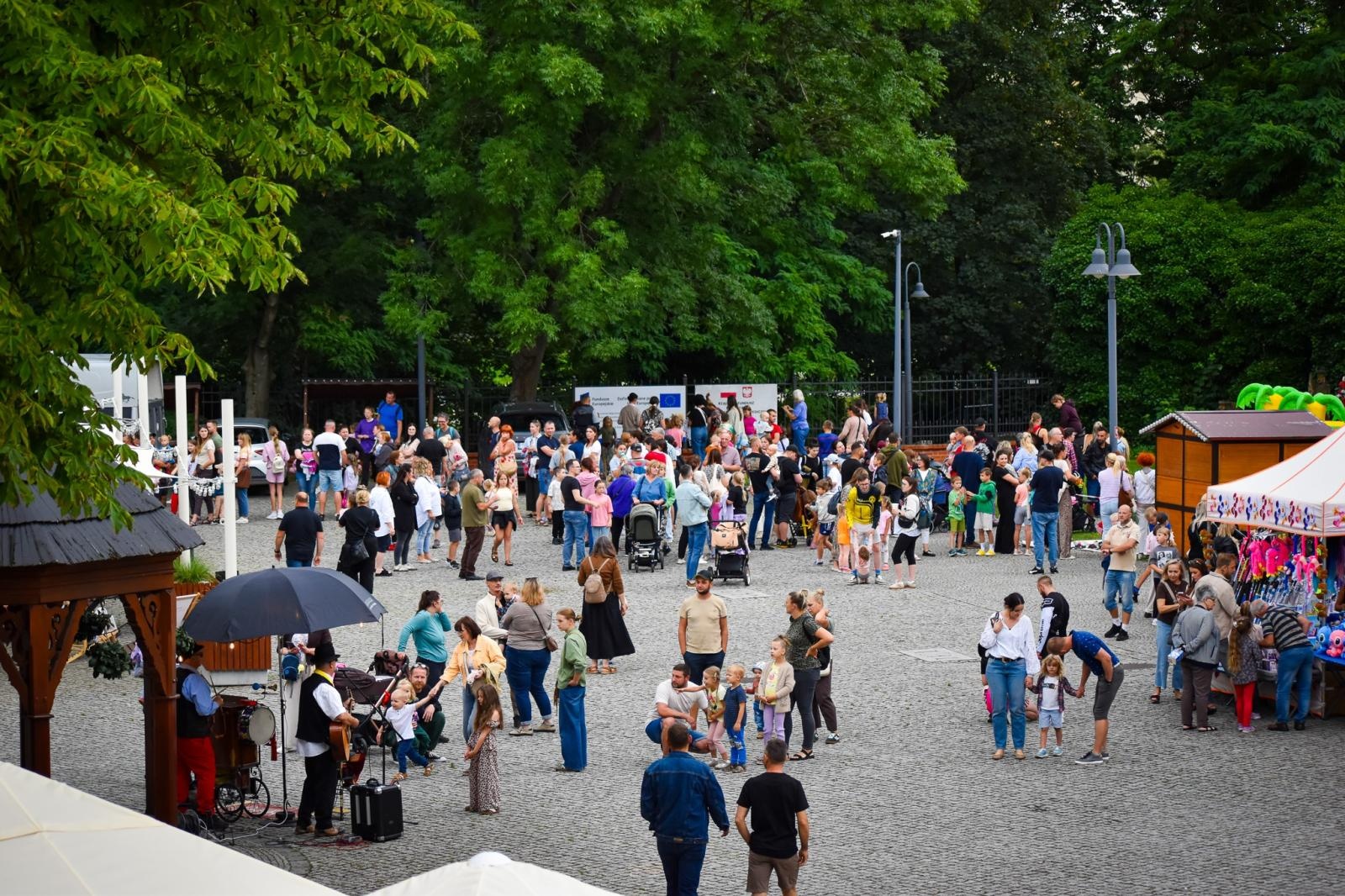 Zdjęcie w galerii na portalu naszraciborz.pl: Setki osób na inauguracji Wakacji w Powiecie. Rodzinny piknik na zamku przyciągnął mieszkańców wiadomości z regionu