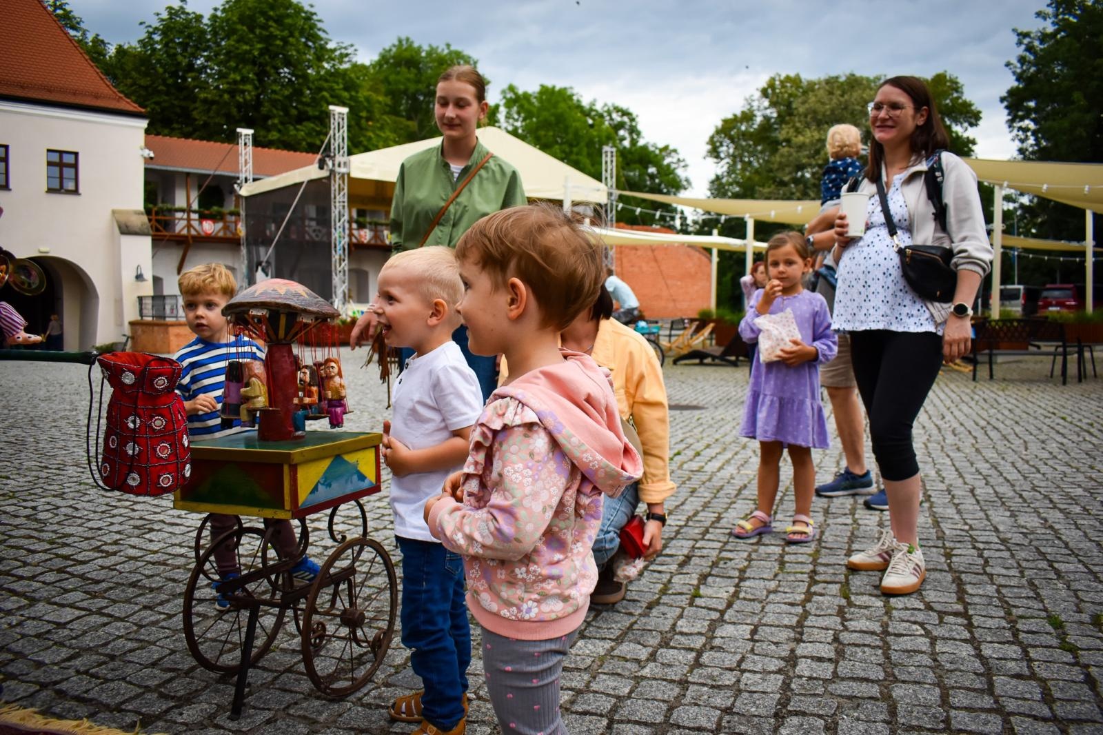 Zdjęcie w galerii na portalu naszraciborz.pl: Setki osób na inauguracji Wakacji w Powiecie. Rodzinny piknik na zamku przyciągnął mieszkańców wiadomości z regionu
