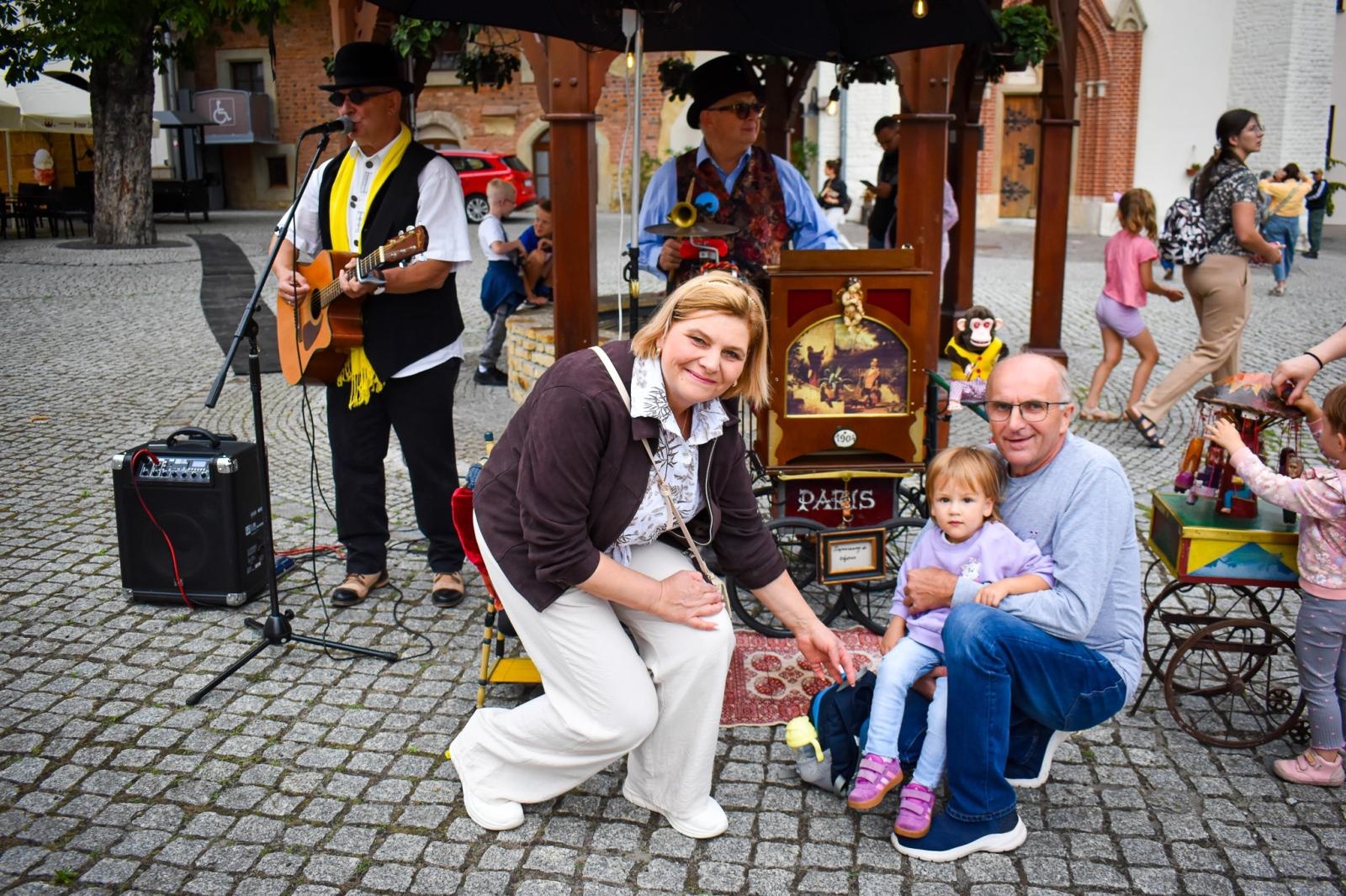Zdjęcie w galerii na portalu naszraciborz.pl: Setki osób na inauguracji Wakacji w Powiecie. Rodzinny piknik na zamku przyciągnął mieszkańców wiadomości z regionu