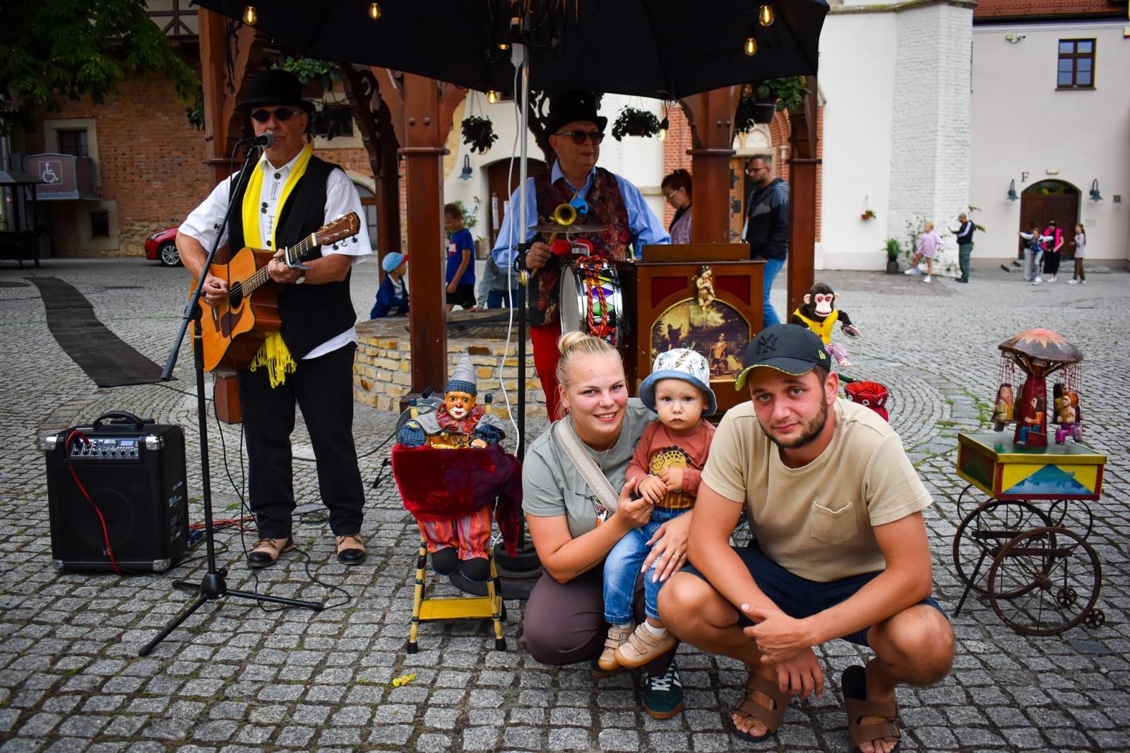 Zdjęcie w galerii na portalu naszraciborz.pl: Setki osób na inauguracji Wakacji w Powiecie. Rodzinny piknik na zamku przyciągnął mieszkańców wiadomości z regionu