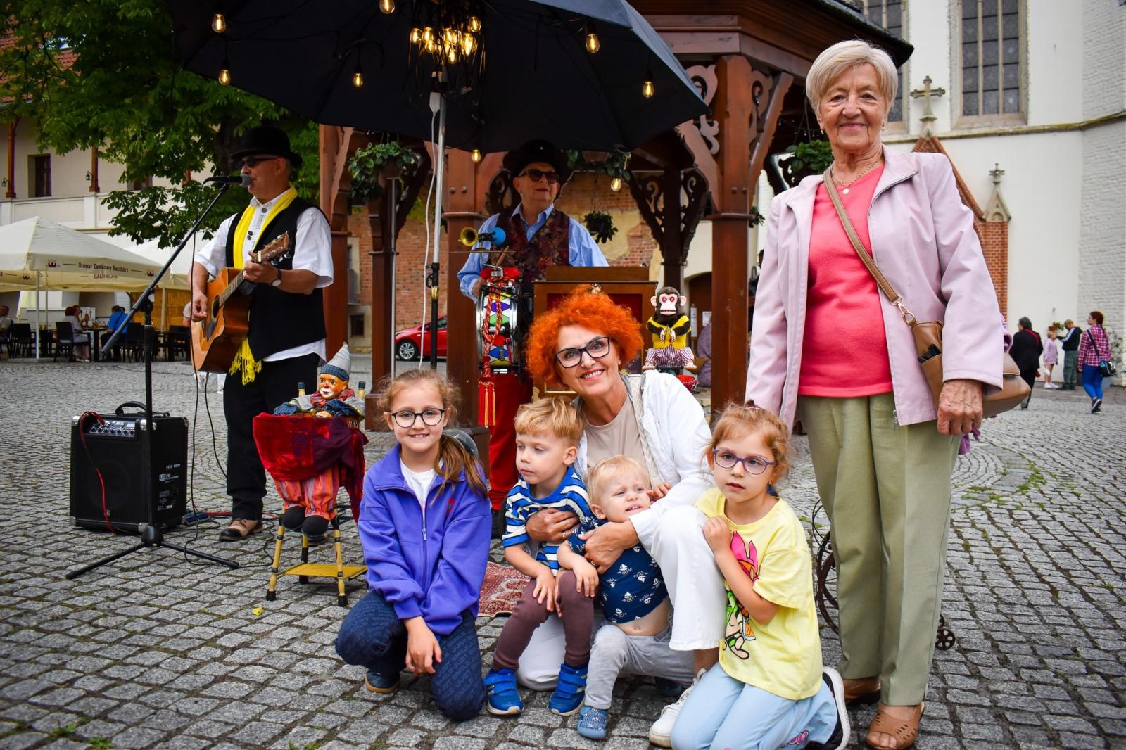 Zdjęcie w galerii na portalu naszraciborz.pl: Setki osób na inauguracji Wakacji w Powiecie. Rodzinny piknik na zamku przyciągnął mieszkańców wiadomości z regionu