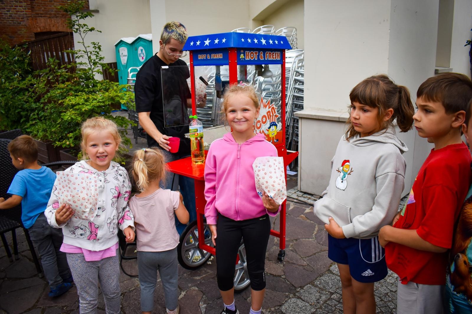 Zdjęcie w galerii na portalu naszraciborz.pl: Setki osób na inauguracji Wakacji w Powiecie. Rodzinny piknik na zamku przyciągnął mieszkańców wiadomości z regionu