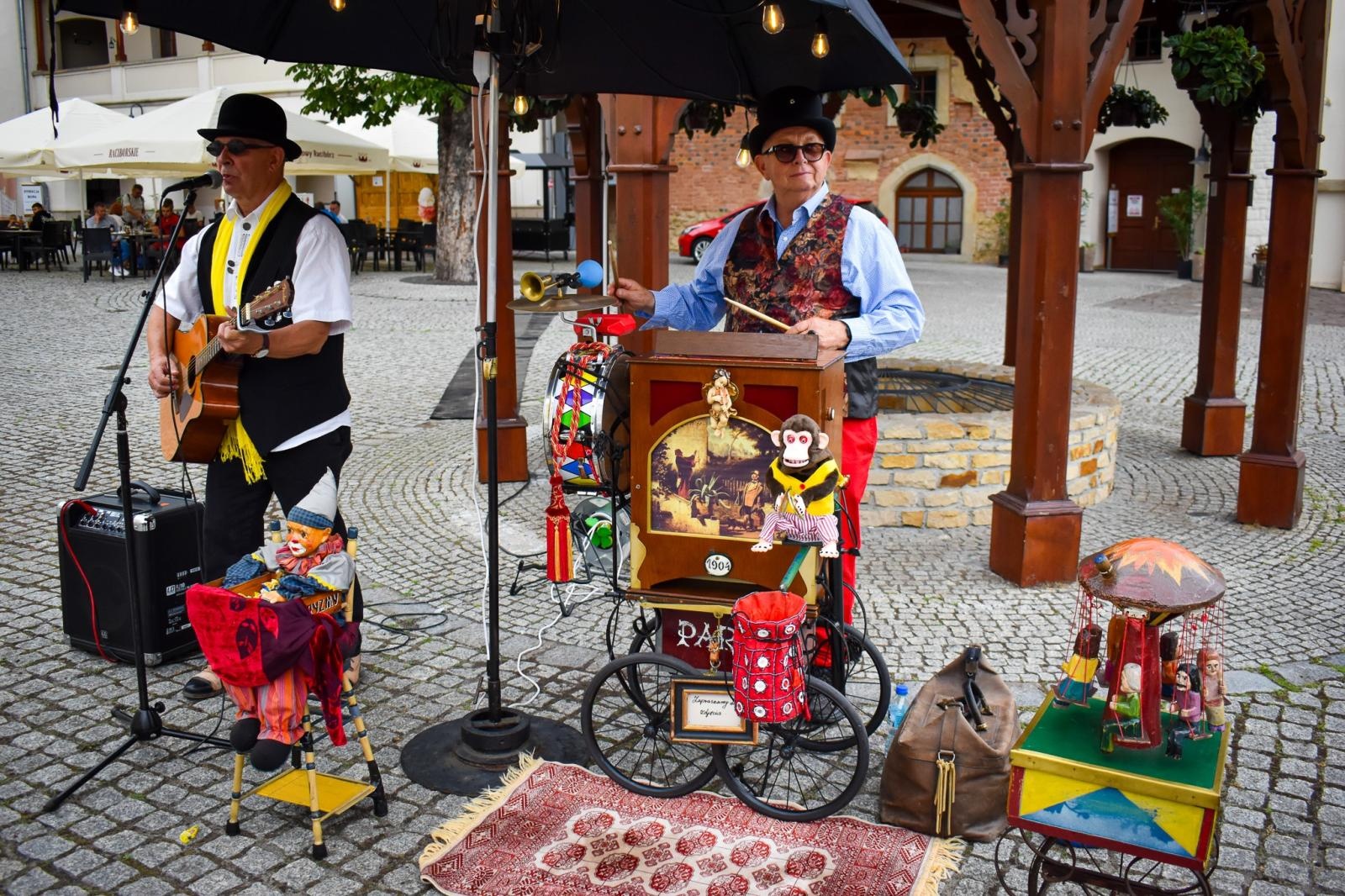 Zdjęcie w galerii na portalu naszraciborz.pl: Setki osób na inauguracji Wakacji w Powiecie. Rodzinny piknik na zamku przyciągnął mieszkańców wiadomości z regionu