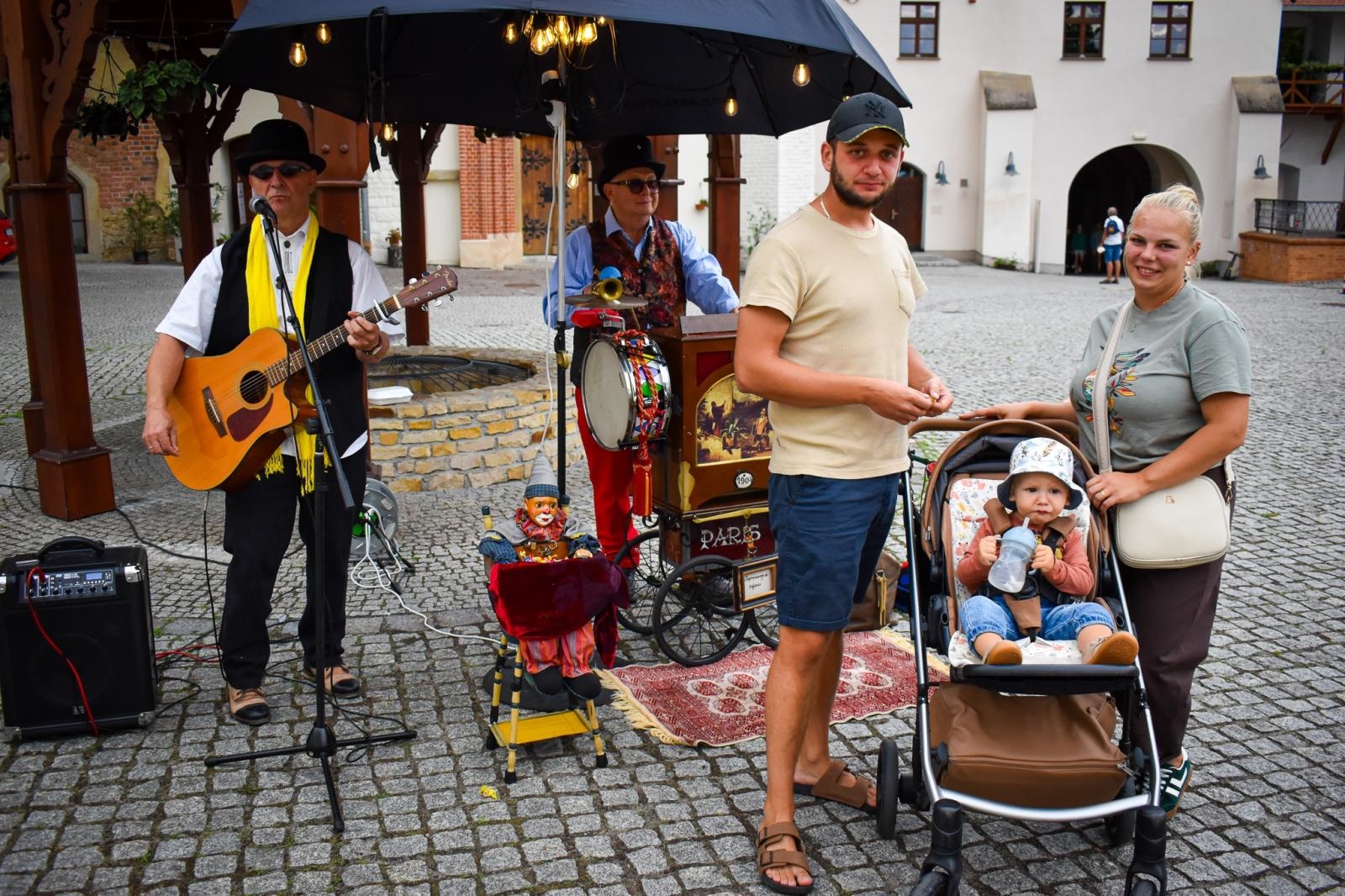 Zdjęcie w galerii na portalu naszraciborz.pl: Setki osób na inauguracji Wakacji w Powiecie. Rodzinny piknik na zamku przyciągnął mieszkańców wiadomości z regionu