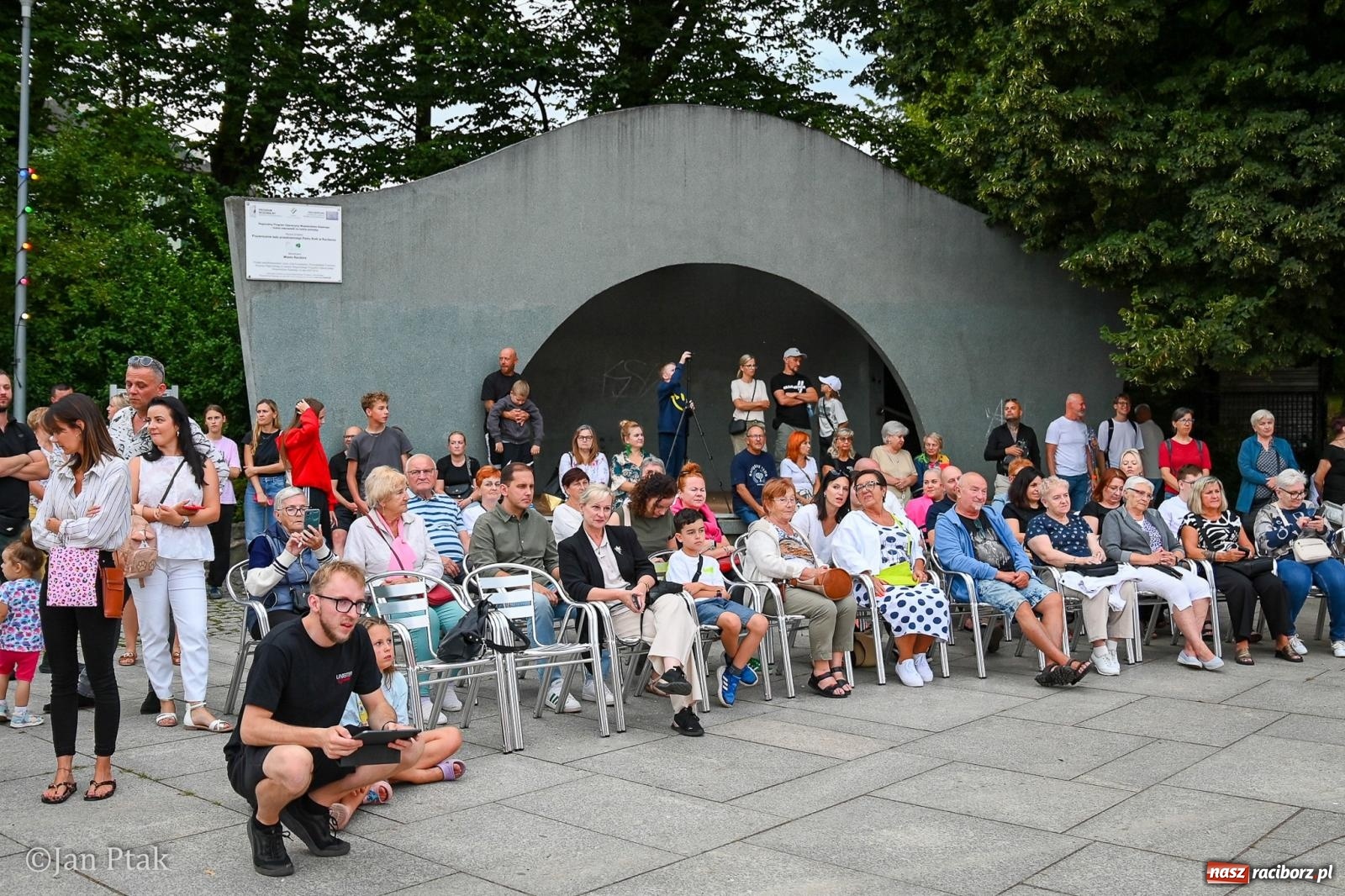 Zdjęcie w galerii na portalu naszraciborz.pl: Potańcówka w Parku Roth ponownie przyciągnęła mieszkańców. Taneczny wieczór pod gołym niebem z RCK wiadomości z regionu