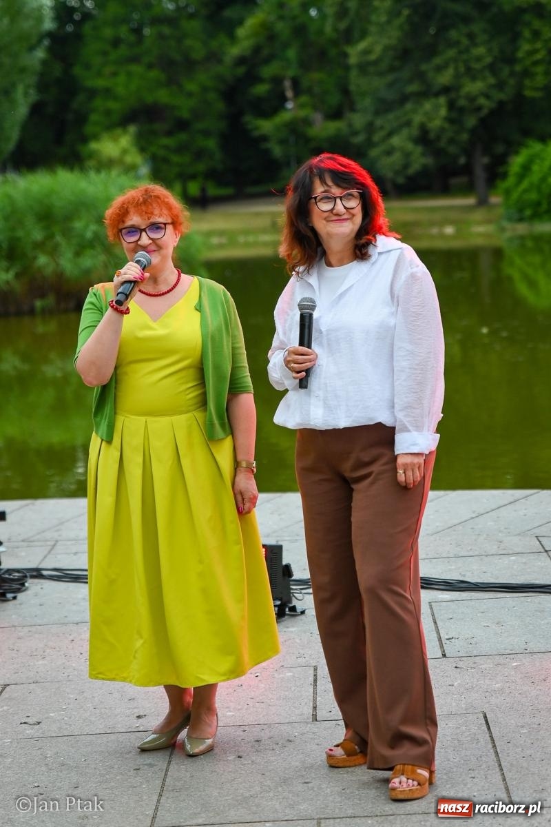 Zdjęcie w galerii na portalu naszraciborz.pl: Potańcówka w Parku Roth ponownie przyciągnęła mieszkańców. Taneczny wieczór pod gołym niebem z RCK wiadomości z regionu