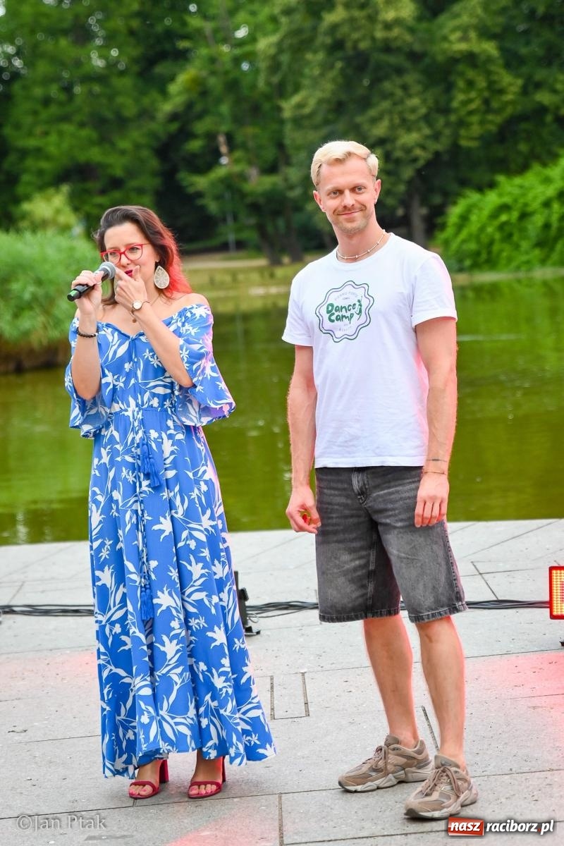Zdjęcie w galerii na portalu naszraciborz.pl: Potańcówka w Parku Roth ponownie przyciągnęła mieszkańców. Taneczny wieczór pod gołym niebem z RCK wiadomości z regionu