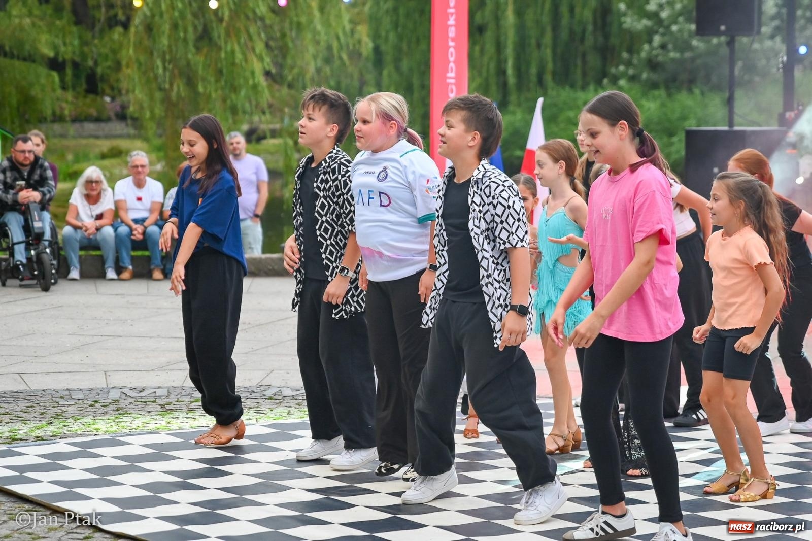 Zdjęcie w galerii na portalu naszraciborz.pl: Potańcówka w Parku Roth ponownie przyciągnęła mieszkańców. Taneczny wieczór pod gołym niebem z RCK wiadomości z regionu